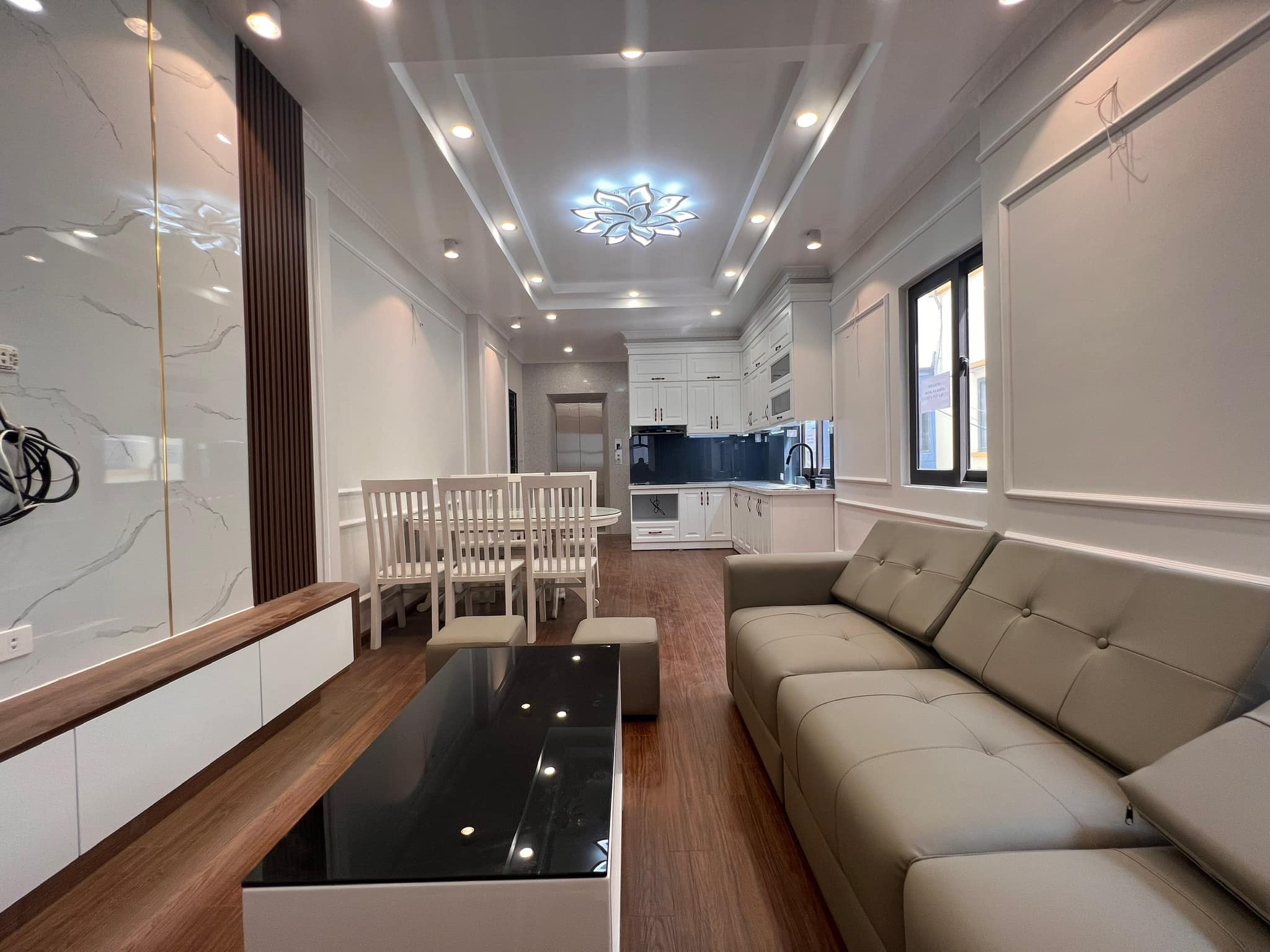 Bán căn nhà 112m2 phố Âu Cơ, Tây Hồ Gara 2 Ô tô tránh Thang máy XỊN Kinh doanh tốt 14.3 Tỷ