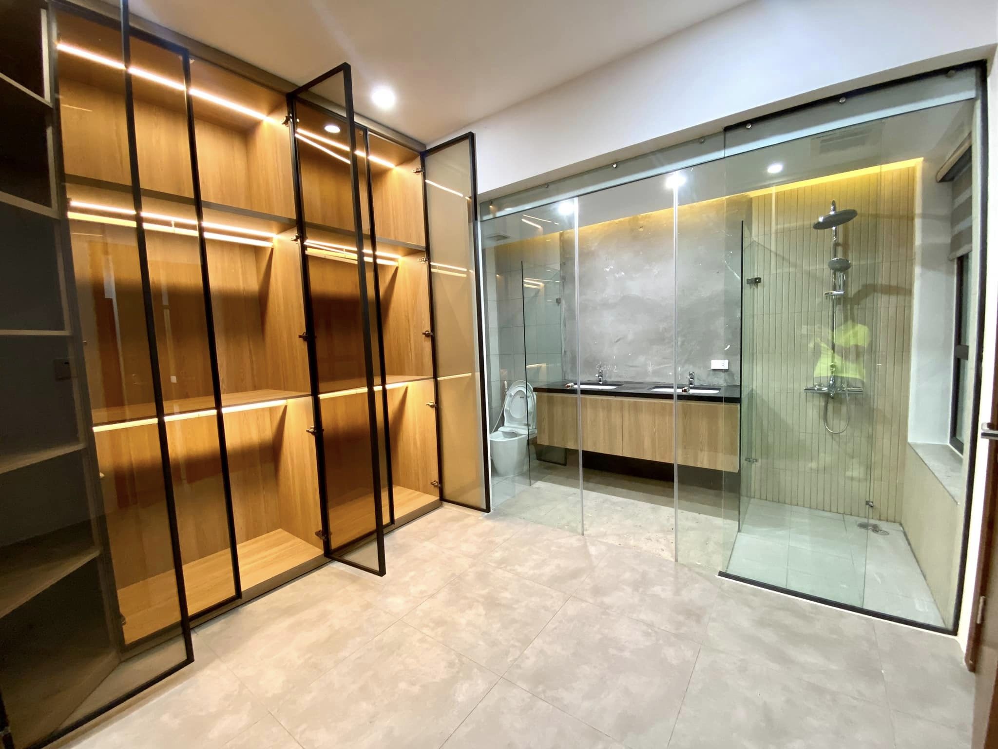 Bán căn nhà 113m2 phố Âu Cơ, Tây Hồ Gara 2 Ô tô 7 chỗ Thang máy XỊN Kinh doanh Sầm uất 14.5 Tỷ