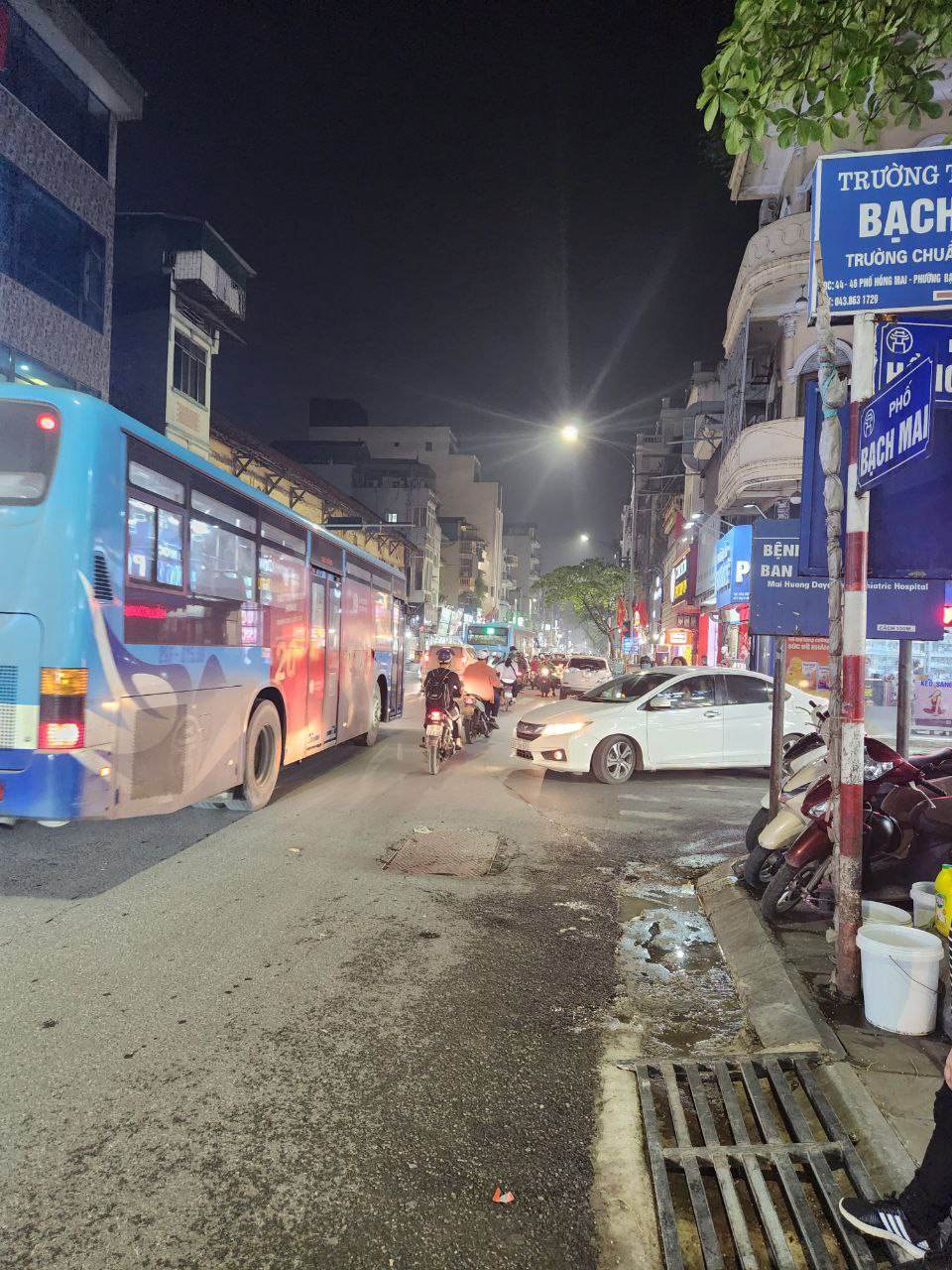 MẶT PHỐ VỊ TRÍ ĐĂC ĐỊA KINH DOANH SẦM UẤT VỈA HÈ RỘNG BÁT NGÁT Ô TÔ ĐỖ HAI BÊN.