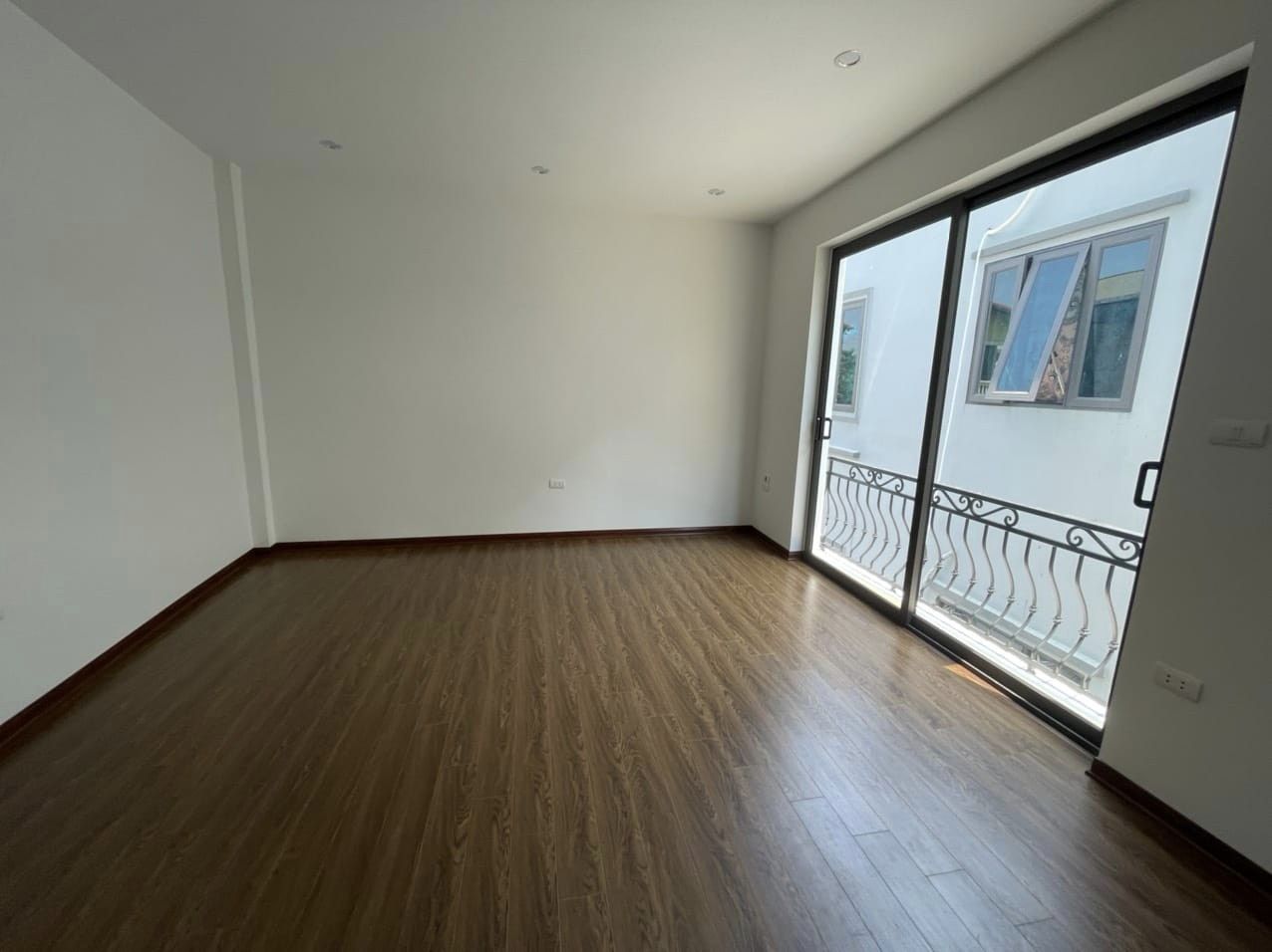 Bán căn nhà 31m2 Mặt phố Âu Cơ, Tây Hồ 6 tầng Vỉa hè Kinh doanh bất chấp 3.3 Tỷ