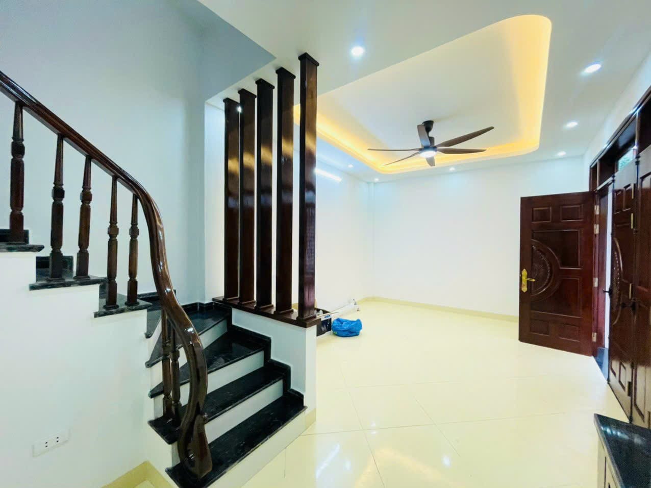 Bán nhà 31m2 Mặt phố Âu Cơ, Tây Hồ 6 phòng Vỉa hè rộng Kinh doanh Sầm uất 3.2 Tỷ