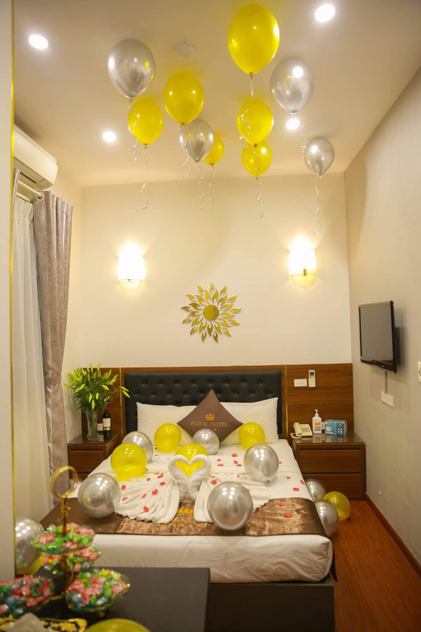 Bán tòa khách sạn 10 tầng phố Linh Lang, mặt tiền vip 7m, doanh thu cao, 35 tỷ.