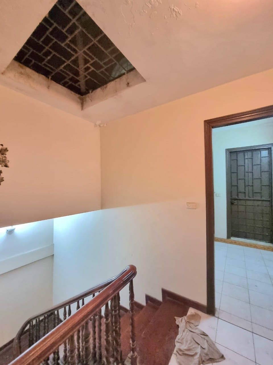 Bán ngôi nhà 98m2 phố Nghi Tàm, Tây Hồ Gara 2 Ô tô tránh Vỉa hè Kinh doanh đắc địa 9.5 Tỷ