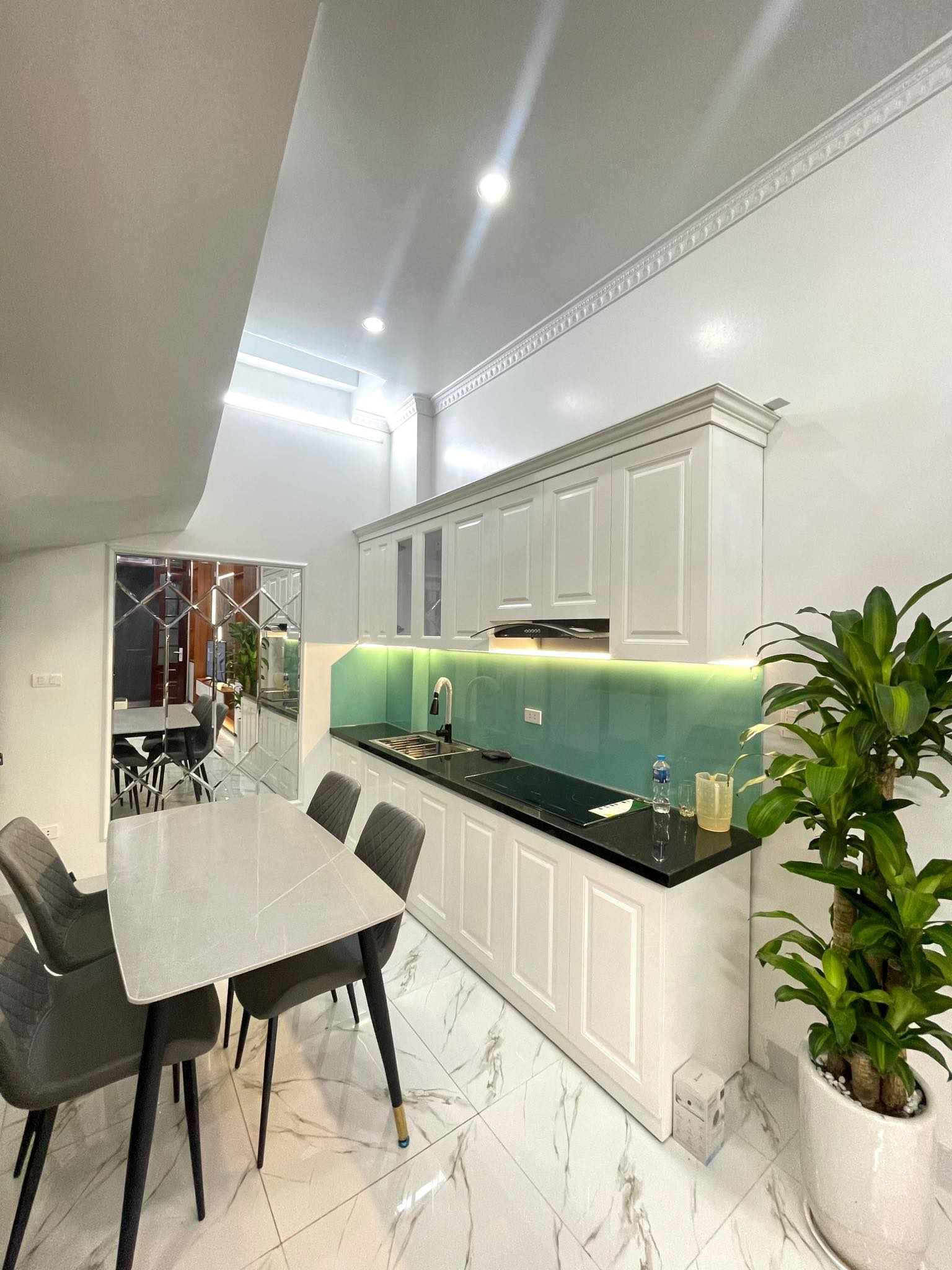 Hoàng quốc việt - bán nhà - khu phân lô - o tô vào nhà Gala ô tô - an sinh tuyệt vời - chủ tặng toàn bộ nội thất xịn