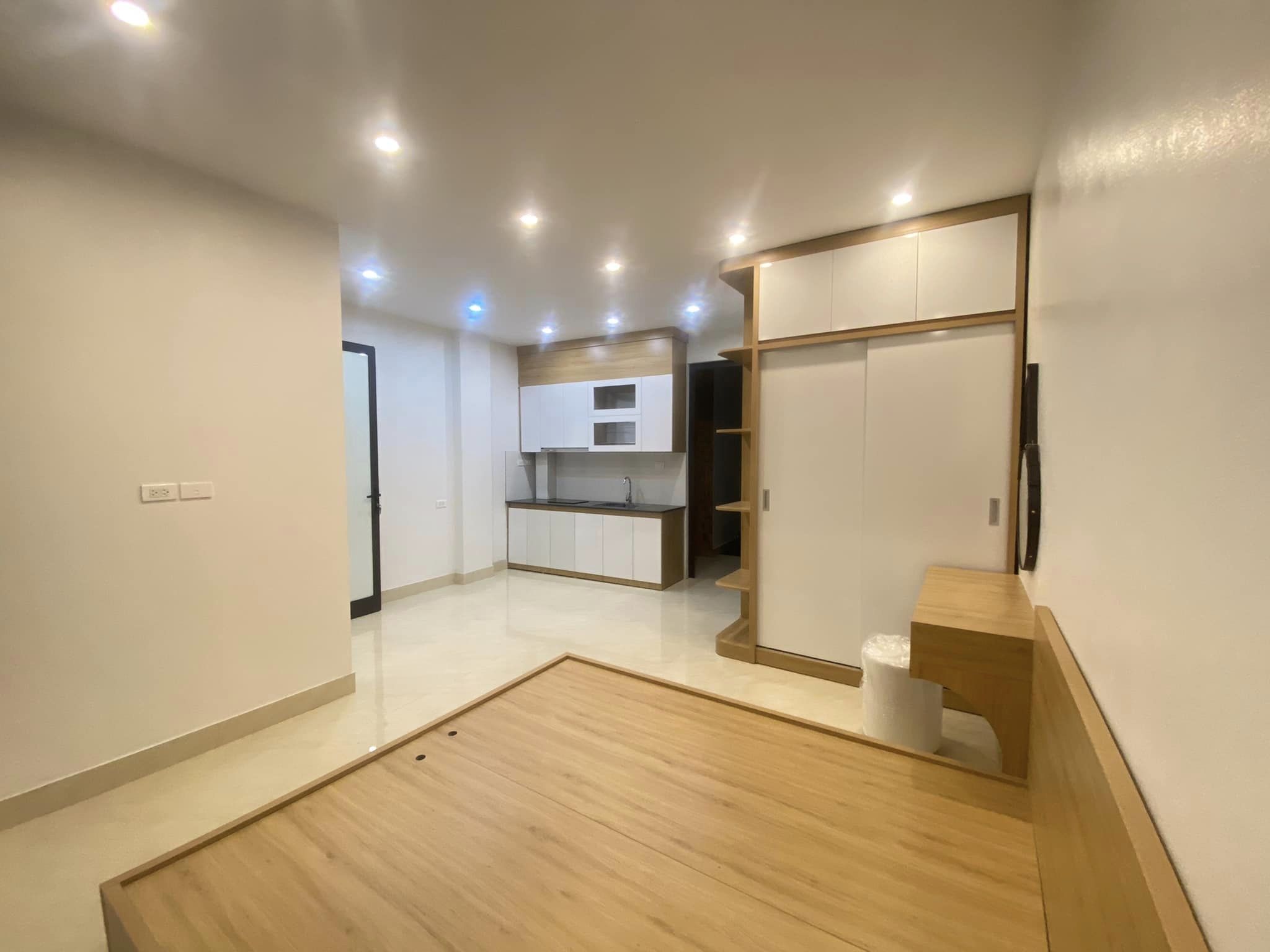 Tòa nhà cho thuê Lạc Long Quân,7 tầng thang máy, 65m2 chỉ 12.4 tỷ