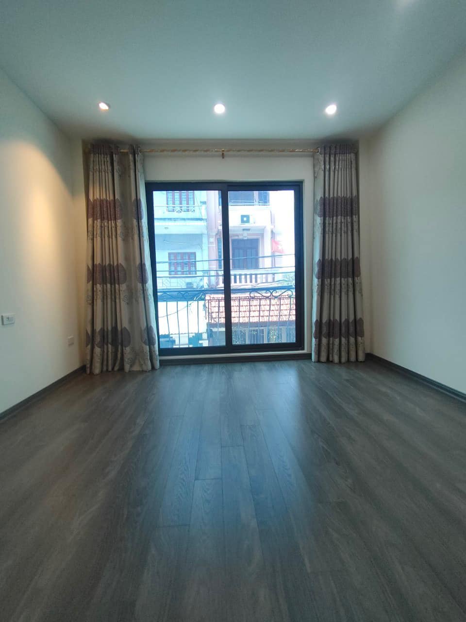 Bán ngôi nhà 53m2 phố Âu Cơ, Tây Hồ Gara Ô tô 7 chỗ Vỉa hè 2m Kinh doanh Sầm uất 6.7 Tỷ