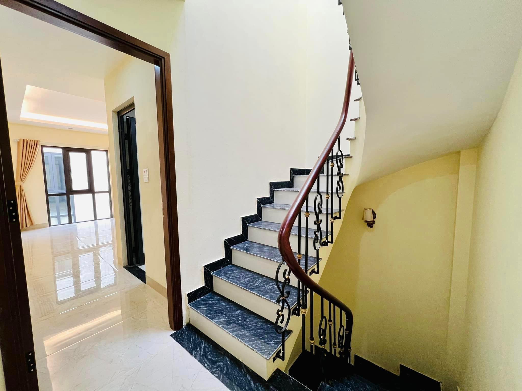 Bán ngôi nhà 66m2 phố Âu Cơ, Tây Hồ Chủ tự xây 5 phòng 20m Ngõ Ô tô tránh 5.2 Tỷ