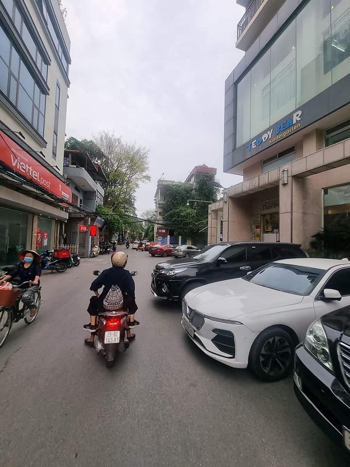 Nhà mới cần bán ngõ 376 đường Bưởi, 6 tầng, thang máy, ở luôn.