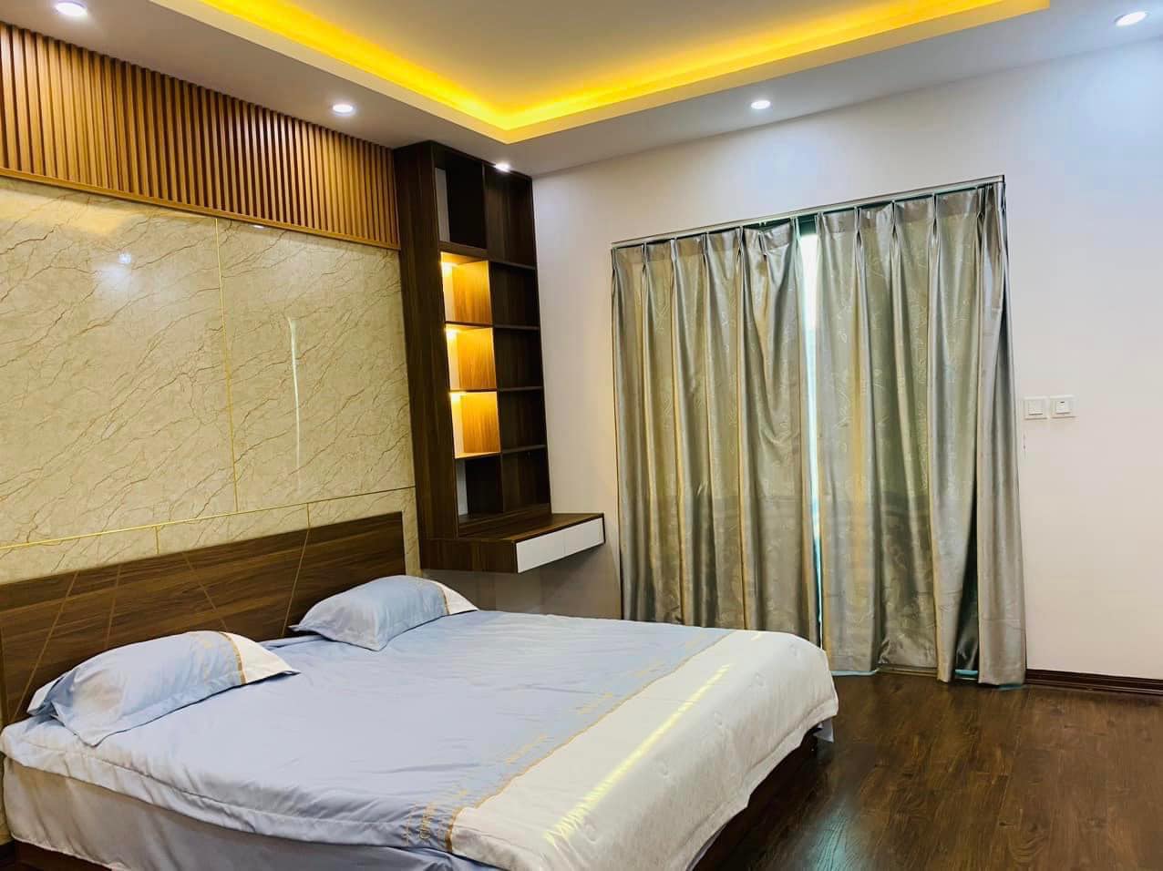 Bán nhà 49m2 phố Âu Cơ, Tây Hồ Dân xây 6 phòng ngủ 10m Ô tô dừng đỗ 5.2 Tỷ