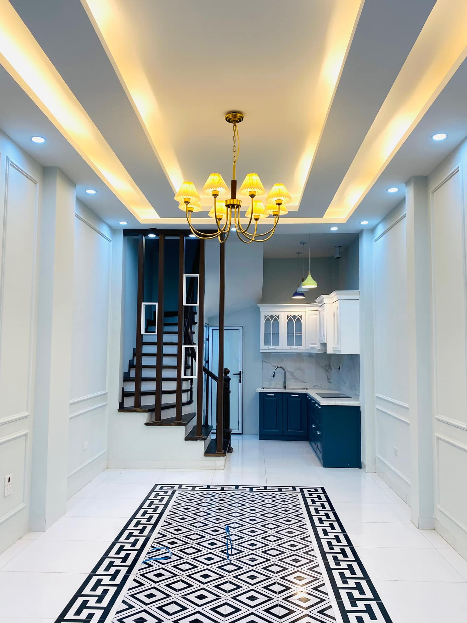 BÁN NHÀ CẦU GIẤY, NGÕ THÔNG GẦN PHỐ, GẦN Ô TÔ, NHÀ MỚI 5 TẦNG HƠN 5 TỶ.