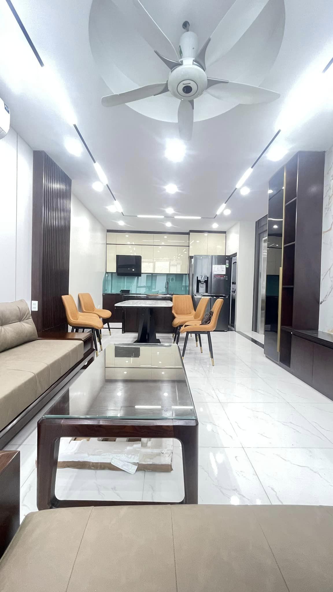 Bán Nhà Mặt Phố Nguyễn Khang 55m2 x 6 T x MT 5.9m x 17.6 tỷ.Kinh Doanh. Thang Máy. Tặng Nội Thất.