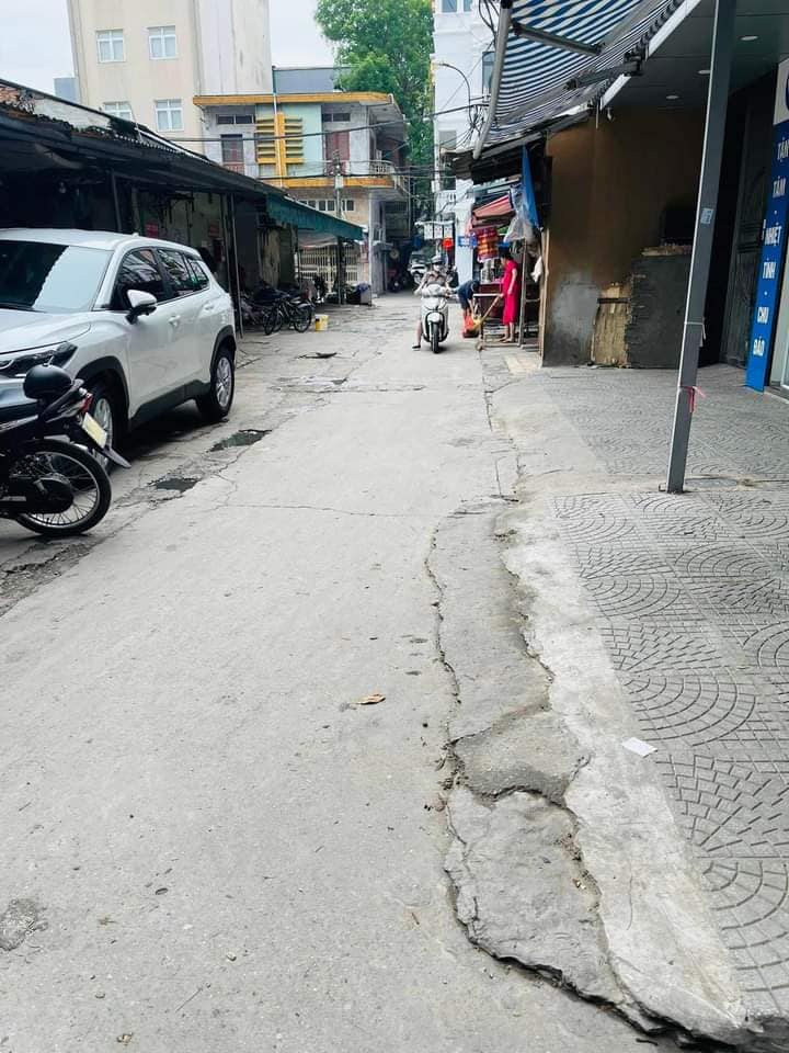 bán nhà mặt chợ THÁI THỊNH ô tô dừng đỗ ,kinh doanh đỉnh 39m 3 tầng chỉ hơn 6 tỷ