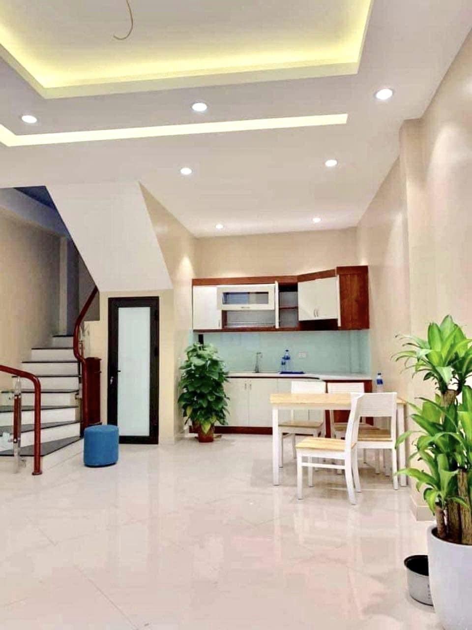 Nhà Đẹp Nguyễn Lương Bằng, 39m2 - 4 tầng, mặt tiền 4.9m, 4.65 tỷ, trước nhà rộng rãi, nhà rất thoáng