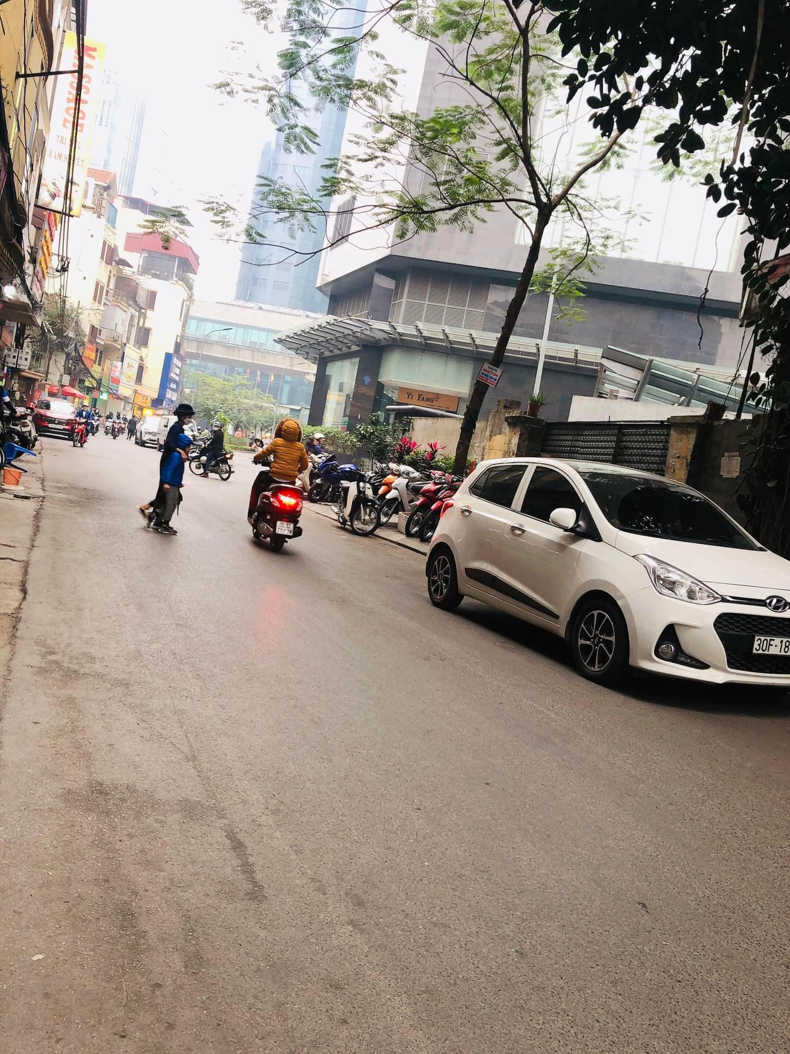 Bán nhà phố Chùa Hà, sát phố, 4 tầng, kinh doanh, ở luôn.