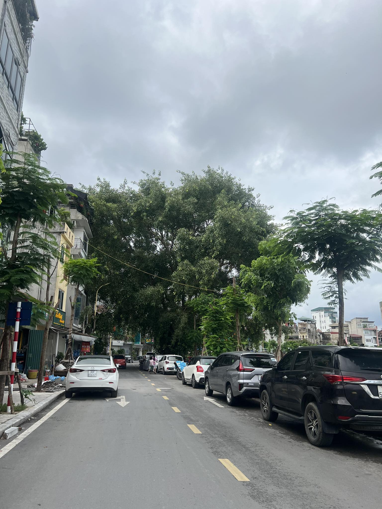 BÁN ĐẤT MẶT HỒ LINH QUANG, VỈA HÈ, Ô TÔ TRÁNH, KINH DOANH, 60M2 MT4.1M.