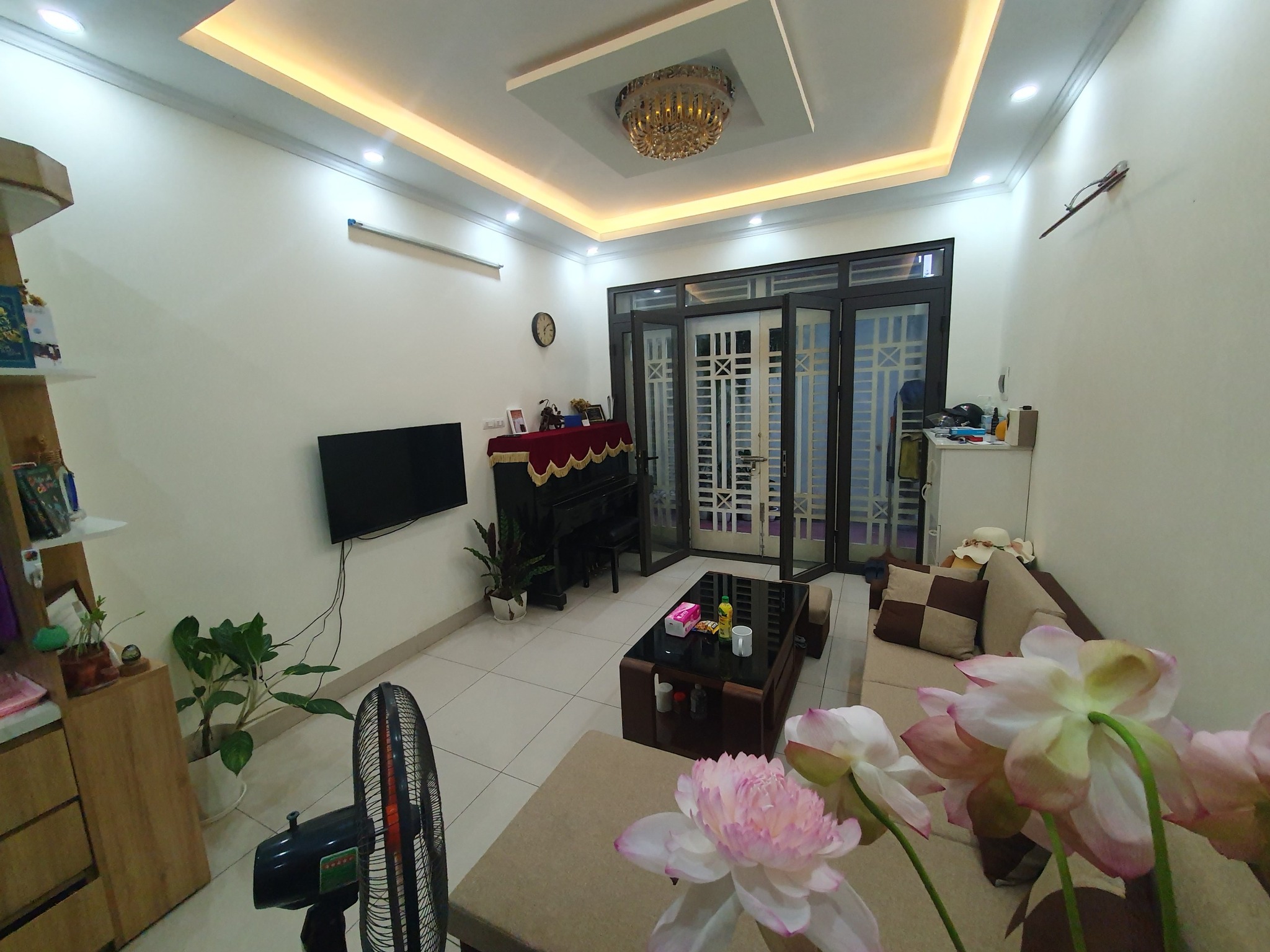 Cần cho thuê nhà tại Thạch Bàn. Nhà gần như full nội thất. Nhà đẹp vào luôn.