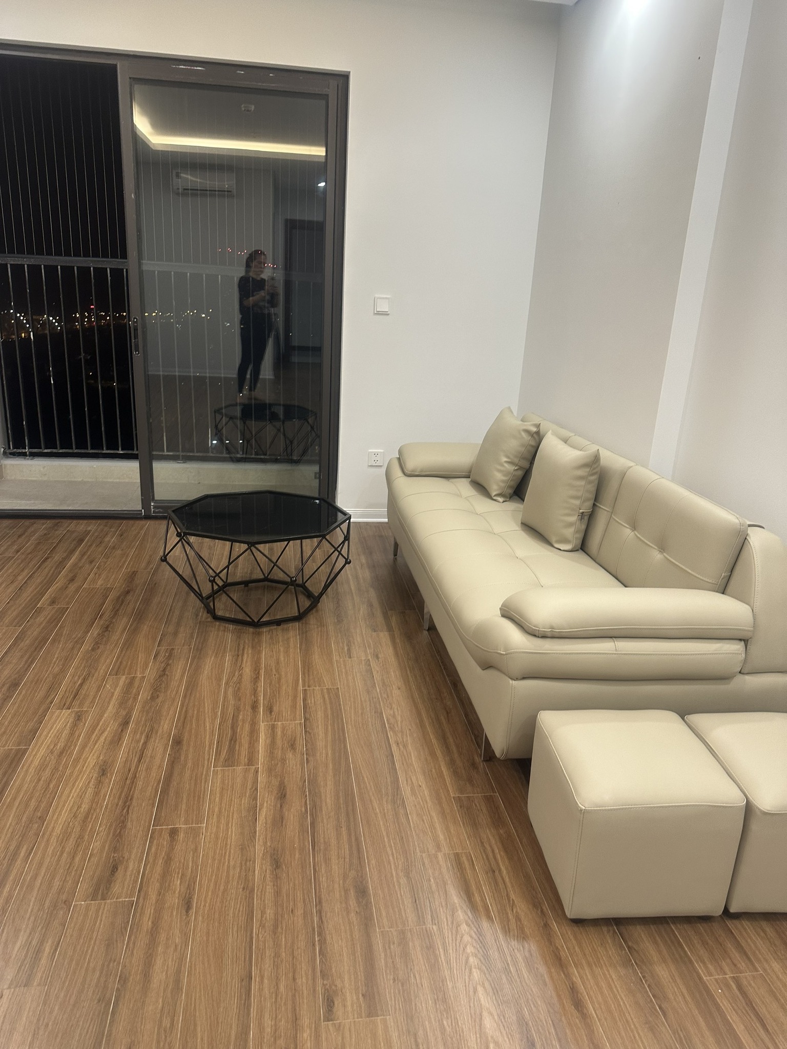 Cần cho thuê căn hộ Bình Minh Garden Đức Giang. Nội thất đầy đủ đồ cơ bản, giá rẻ.