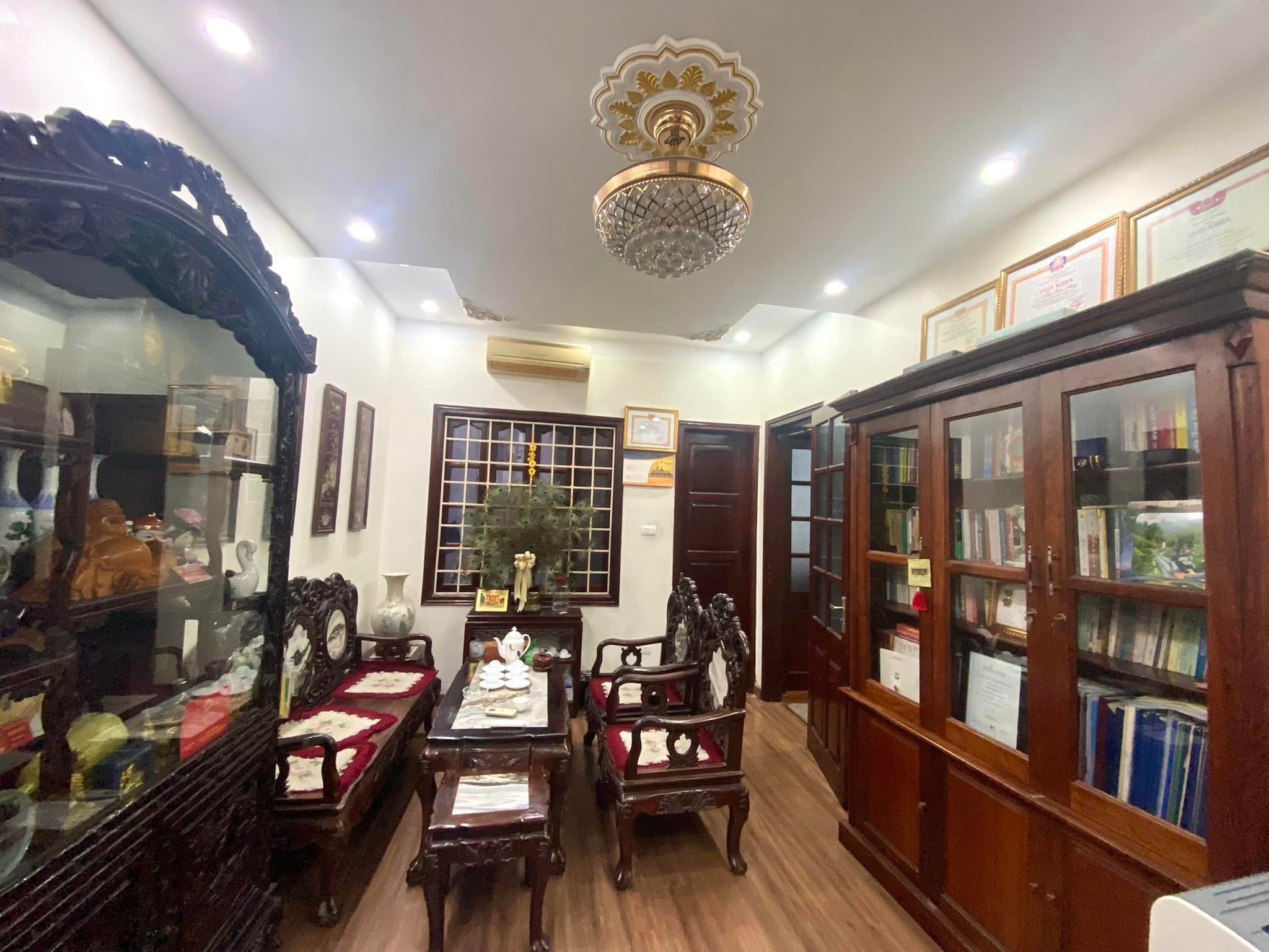 Bán nhà ngõ phố Đê La Thành nhỏ - 20m ra mặt phố - Tiện ích đầy đủ