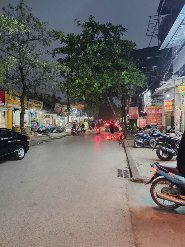 THOÁNG TRƯỚC SAU, VỈA HÈ, KINH DOANH MỌI MẶT HÀNG NGAY NGÃ 3 KHU TẬP TRUNG RẤT ĐÔNG SINH VIÊN CỦA HỌC VIỆN NÔNG NGHIỆP.