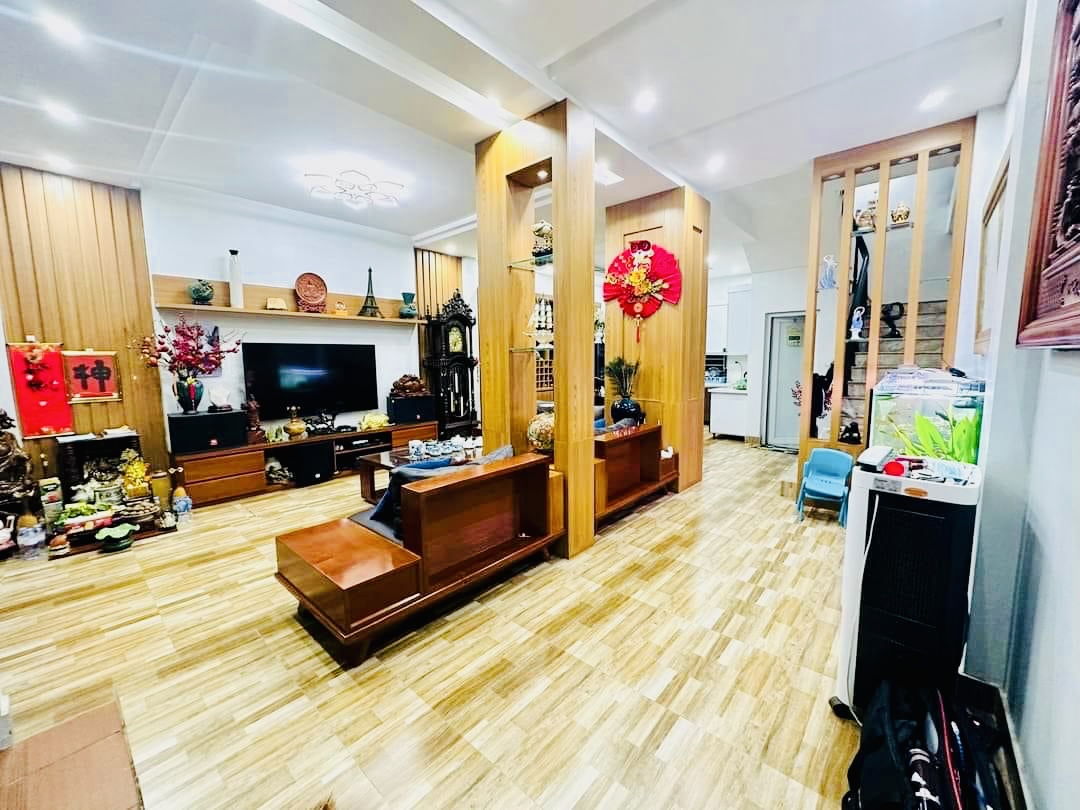 CẦN BÁN GẤP NHÀ VƯỜN VỈA HÈ RỘNG NỘI THẤT ĐẸP