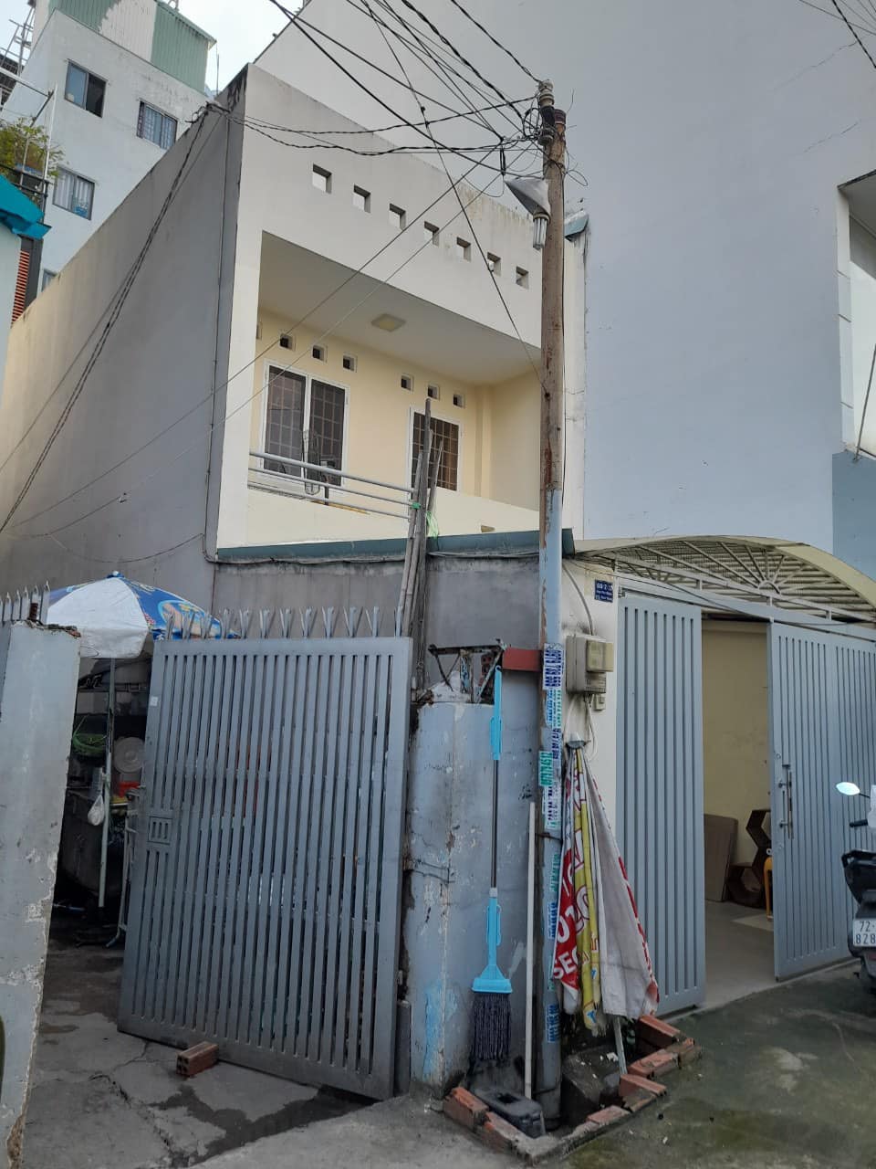 GIÁ MỚI CHỈ CÒN 7.5 TỶ - NHÀ NGAY ĐH HUTECH - 56M2 - 3 MẶT TIỀN - HẺM 6M