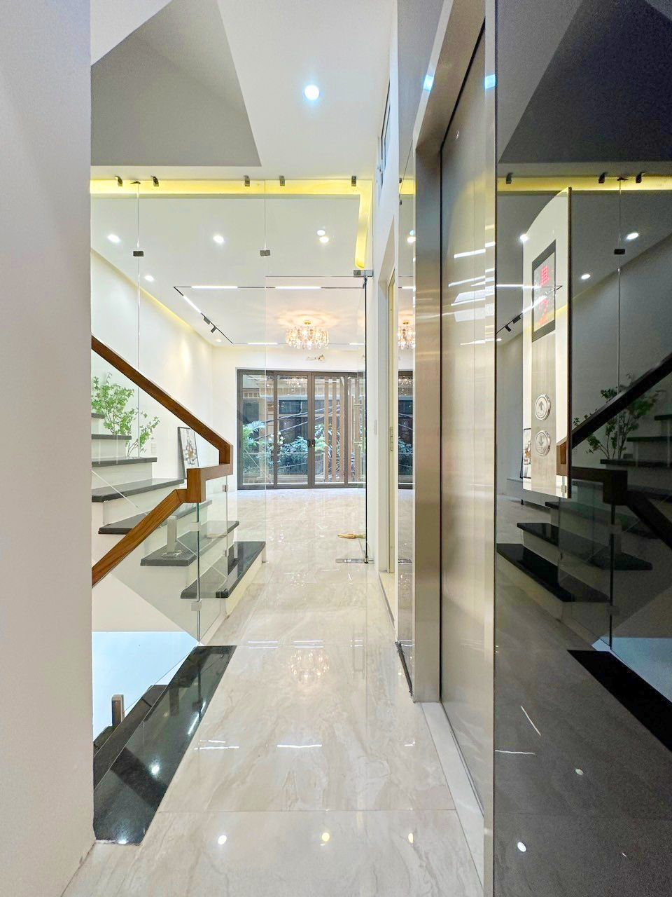 Bán nhà 60m2 Vương Thừa Vũ , mặt tiền 6,5m có lắp thang máy 11 tỷ