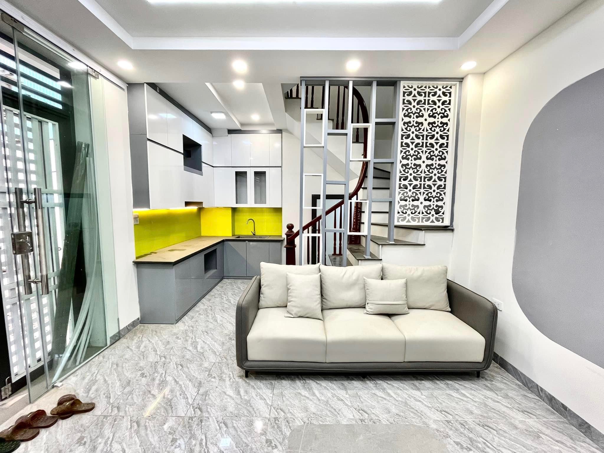 BÁN NHÀ NGUYỄN KHOÁI QUẬN HOÀNG MAI - 33M 5 TẦNG MT 4M - NHỈNH 3 TỶ 10M RA Ô TÔ TRÁNH TRƯỚC NHÀ RỘNG 3M NHÀ ĐẸP FULL NỘI THẤT