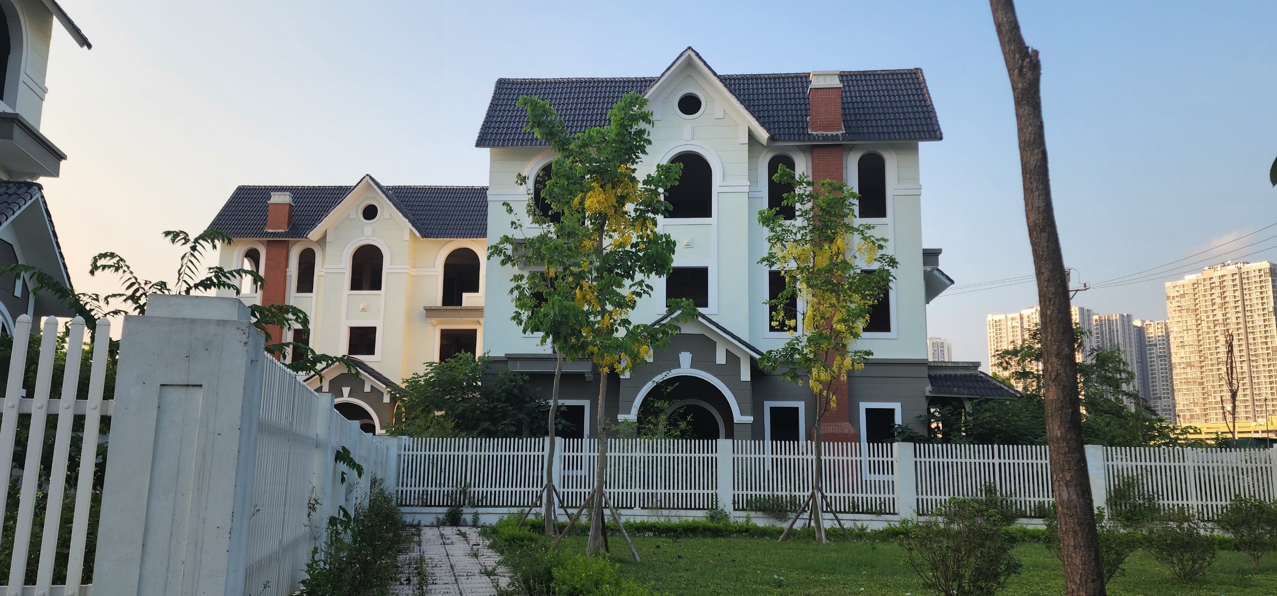 Siêu hiếm BTSL 240m2 view vườn hoa thoáng mát, đường rộng 15m ô tô đỗ, giá chỉ 12 tỷ 9