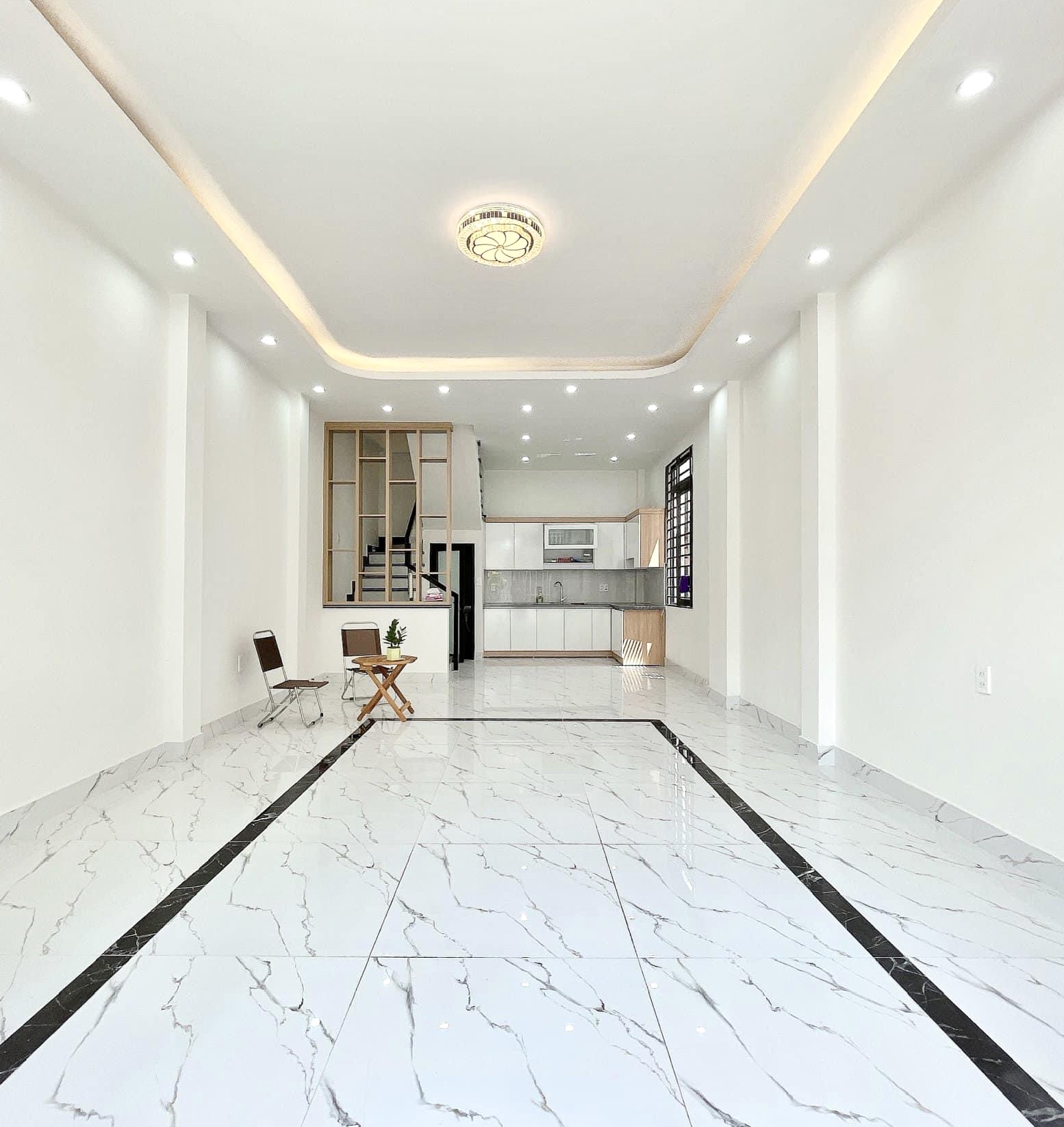 Bán nhà 4 tầng lô góc siêu đẹp ngõ thông 152 Hồ Sen, Lê Chân, Hải Phòng giá hơn 4 tỷ