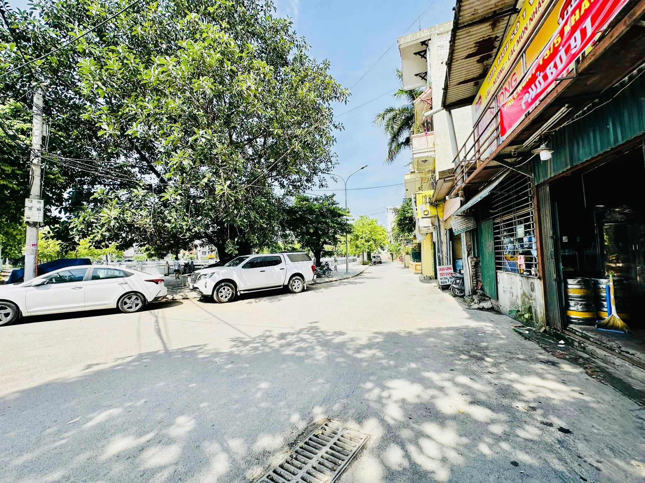 ĐẤT HỮU HƯNG NỞ HẬU KINH DOANH OTO VỈA HÈ