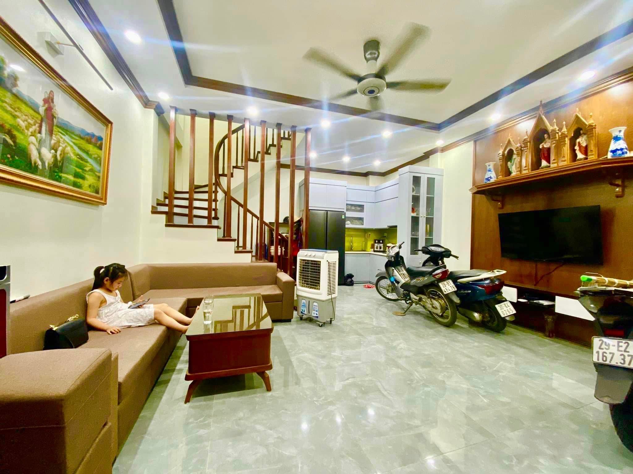 BÁN NHÀ GIÁP BÁT QUẬN HOÀNG MAI - 40M 5 TẦNG MT 5.4M - NHỈNH 4 TỶ NGÕ THÔNG CÁCH OTO 50M NHÀ MỚI ĐẸP LONG LANH
