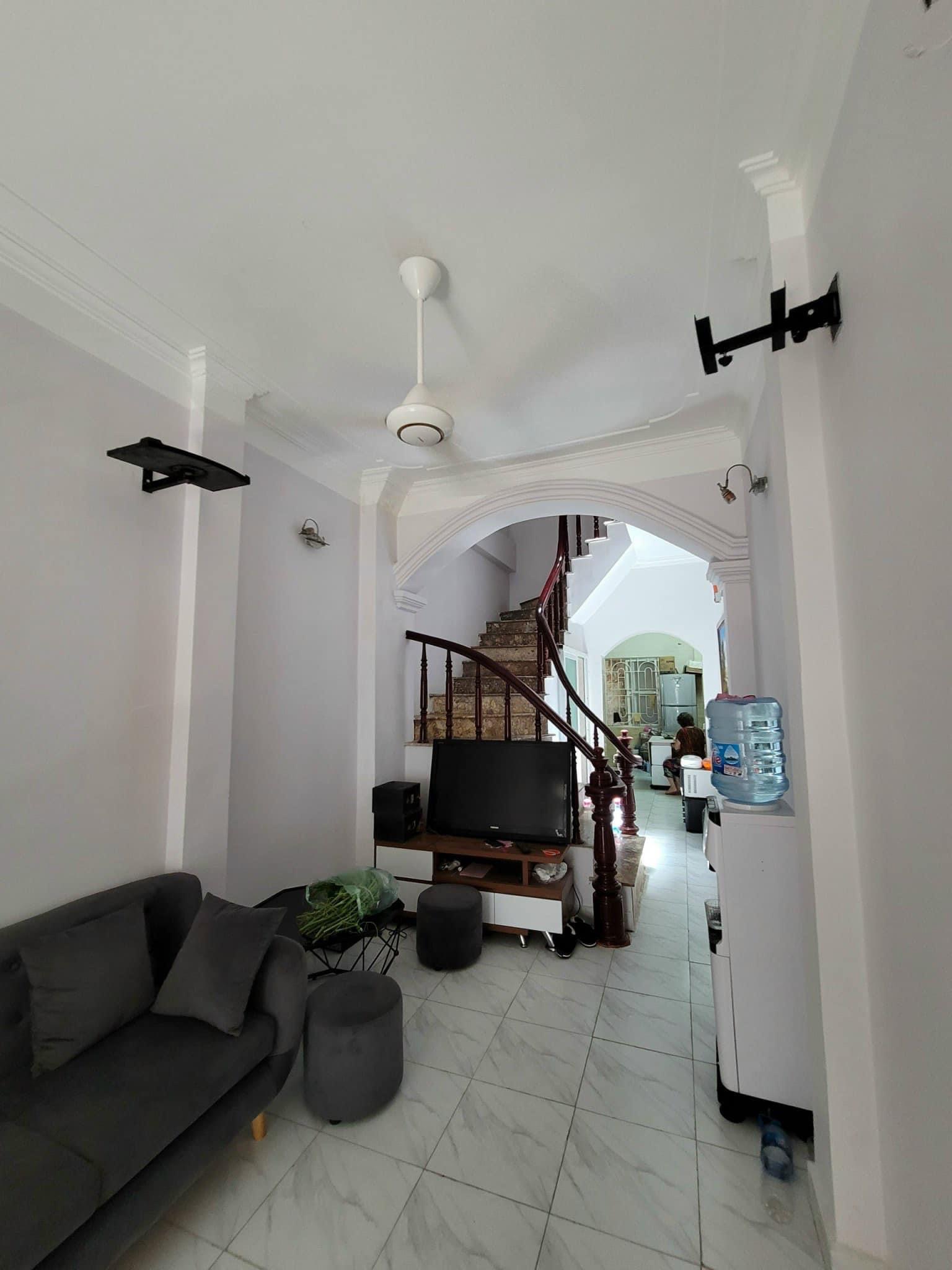 Bán nhà Hoàng Hoa Thám,ngõ xe ba gác qua,20m ra ô tô,ngõ thông,4pog ngủ,32m2,4tầng,mt:2,8m