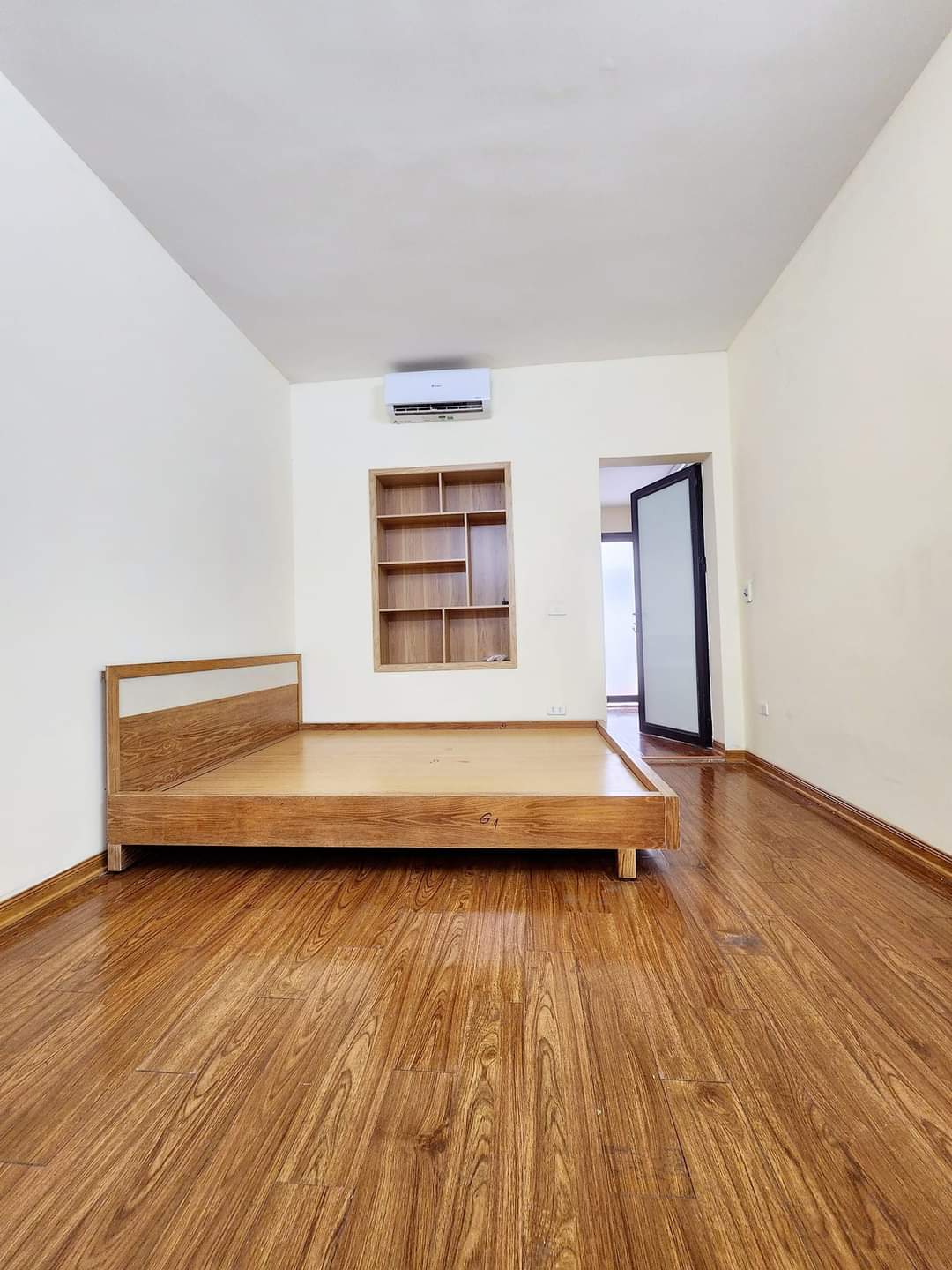 Tập thể Vip mặt phố Nguyên Hồng - Ô tô đỗ cửa