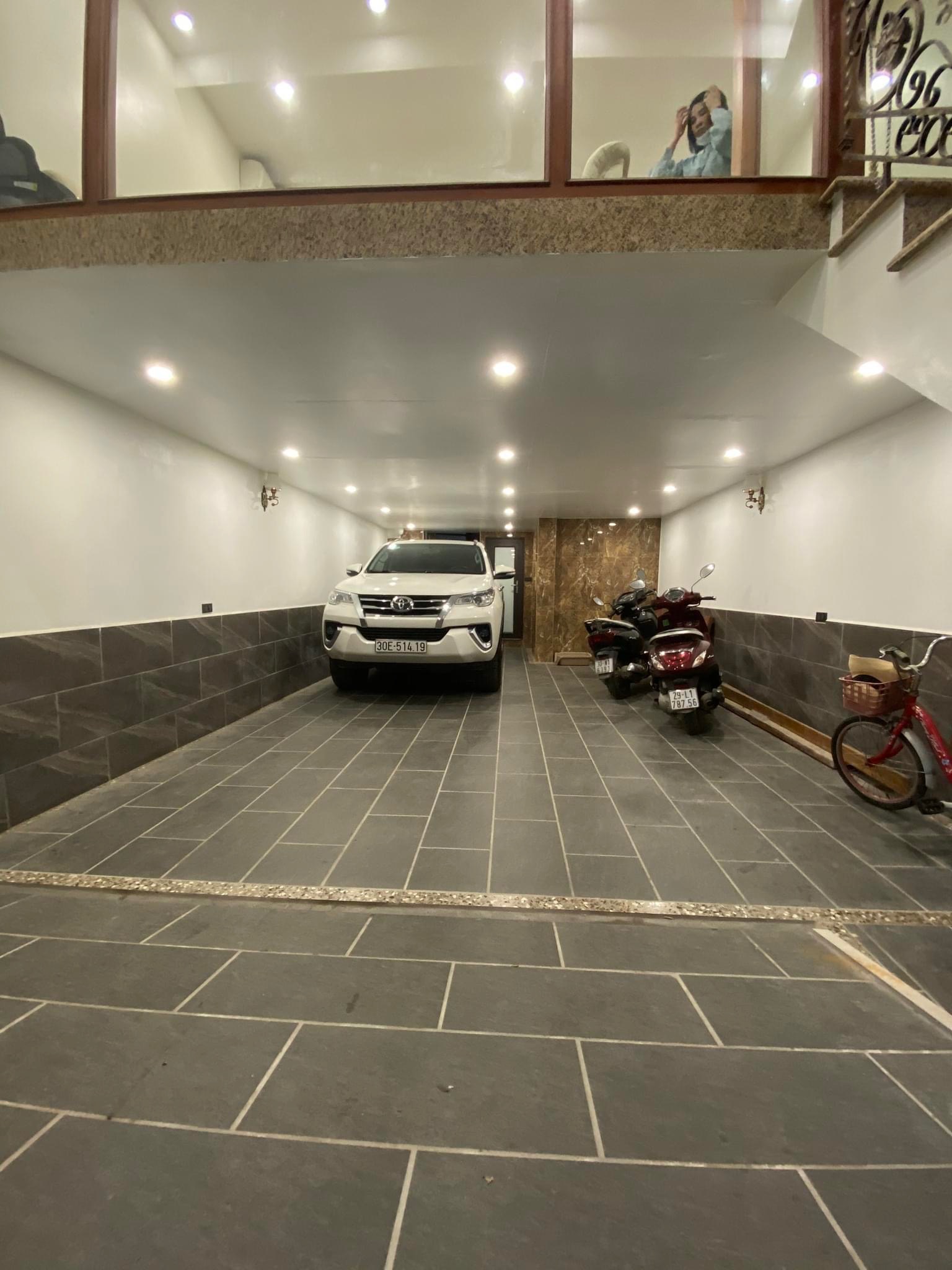 Bán toà văn phòng 8tầng ở Hoàng Quốc Việt-2mặt ngõ-xe ô tô 24chỗ đỗ cửa thoải mái-vỉa hè rộng-mặt ngõ thông-kinh doanh văn phòng đỉnh