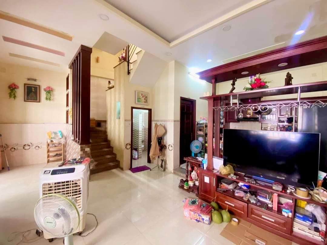 Bán nhà đẹp, 3 tầng, 4pn, phường Phước Long A, khu trung tâm Quận 9. Diện tích 63m2, ngang 8m. Giá 5tỷ3