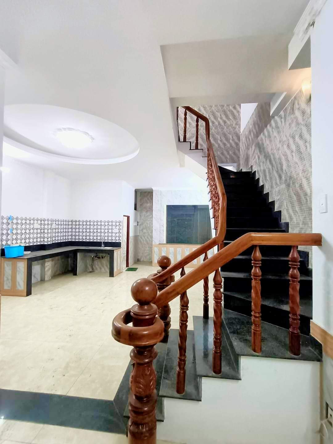 Hẻm xe hơi, nhà 3 tầng, btct, khu phân lô xây dựng đồng đều. Phường Phú Hữu, Quận 9. Diện tích 88m2, công nhận đủ, ngang gần 6m. Giá 5tỷ5.