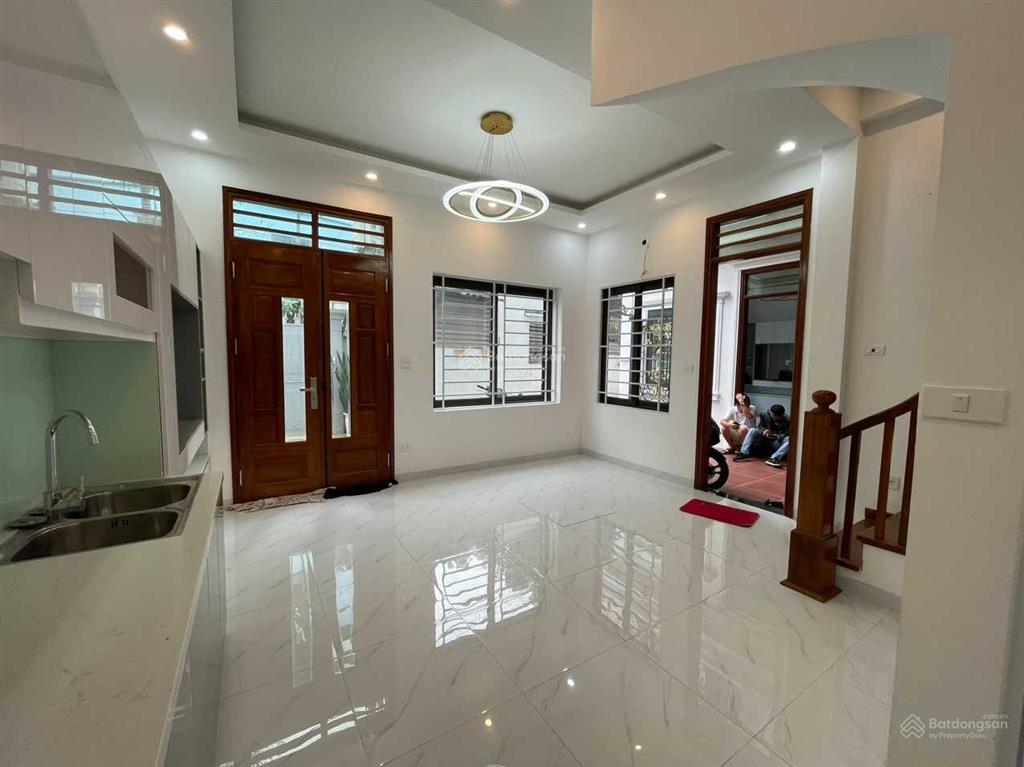Bán nhà Đức Giang 50 m2 x 3 tầng, nhà chủ xây kiên cố chủ để lại toàn bộ nội thất gỗ lim giá chỉ 2 tỷ 2
