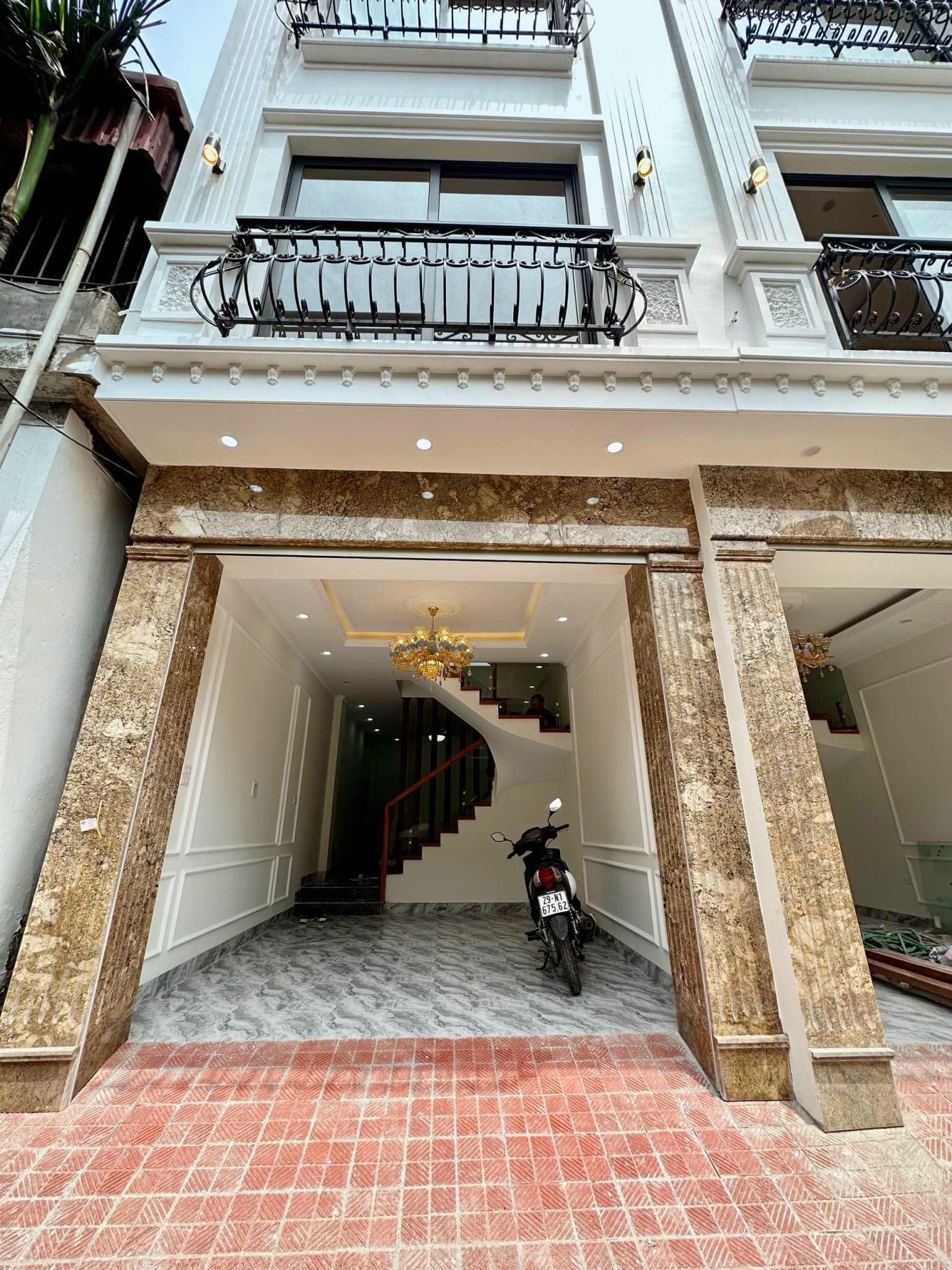 NHÀ MỚI NGUYỄN VĂN LINH- LONG BIÊN - GARA Ô TÔ - 10m RA OTO CHÁNH NHAU - VỊ TRÍ ĐẸP - KHU VỰC ĐANG PHÁT TRIỂN TƯNG NGÀY