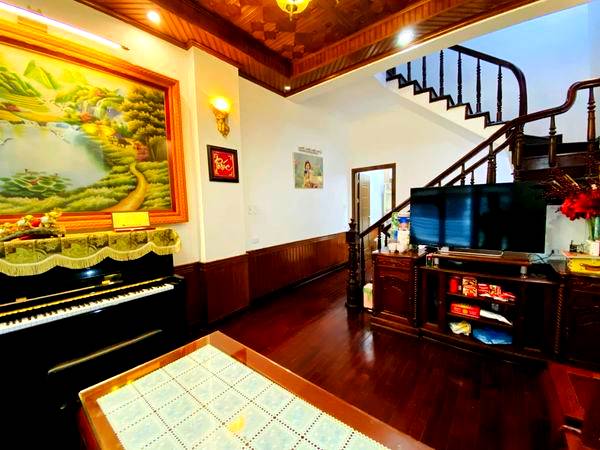 Bán nhà Phố Trần Quốc Hoàn, 45m2, mới, hiện đại, ôtô vào, kd đỉnh.