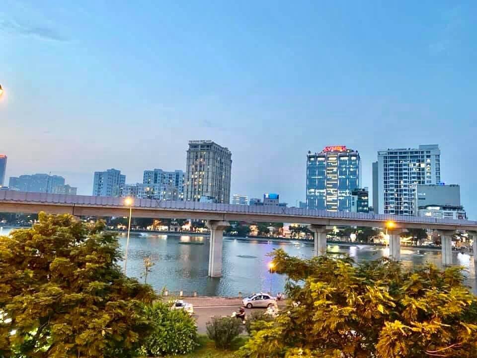 Bán nhà mặt phố Hoàng Cầu thang máy, 224m2 mặt tiền 10m KD đỉnh 110 tỷ