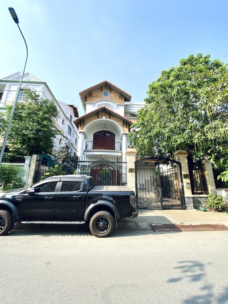 Bán Biệt Thự trung tâm Quận 7 - Khu Biệt thự 300m2 ngang 12M - Giá chỉ 33 Tỷ TL