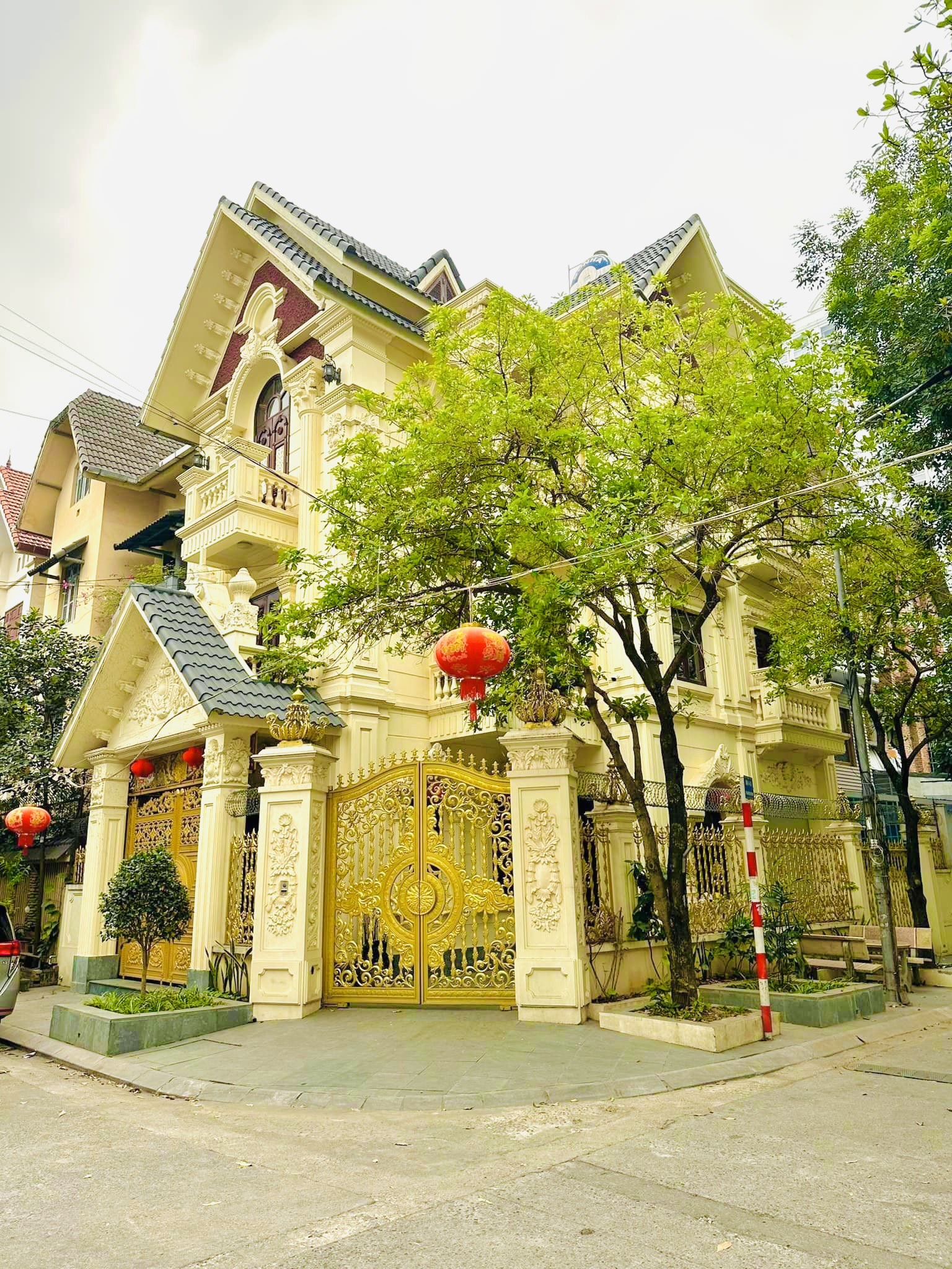 BÁN BIỆT THỰ TÂN CỔ ĐIỂN LÔ GÓC ĐỈNH NHẤT KĐT MỸ ĐÌNH 131m2 x 21,69m GÍA 35 TỶ