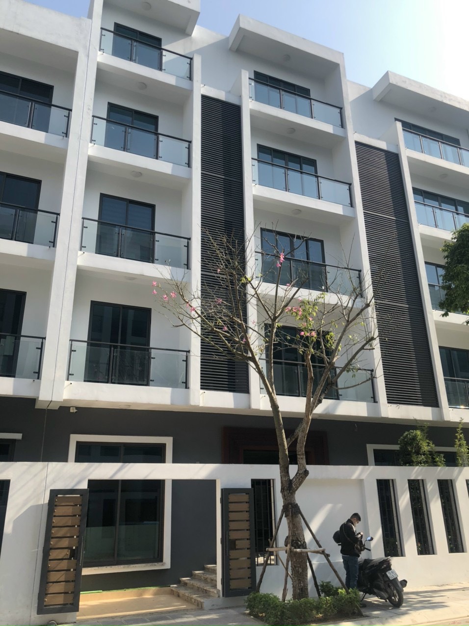 Hoàng Quốc Việt 100m2 5 tầng xây mới mt5m, 2 thoáng, ô chờ thang máy, ô tô tránh chỉ 16.3 tỷ