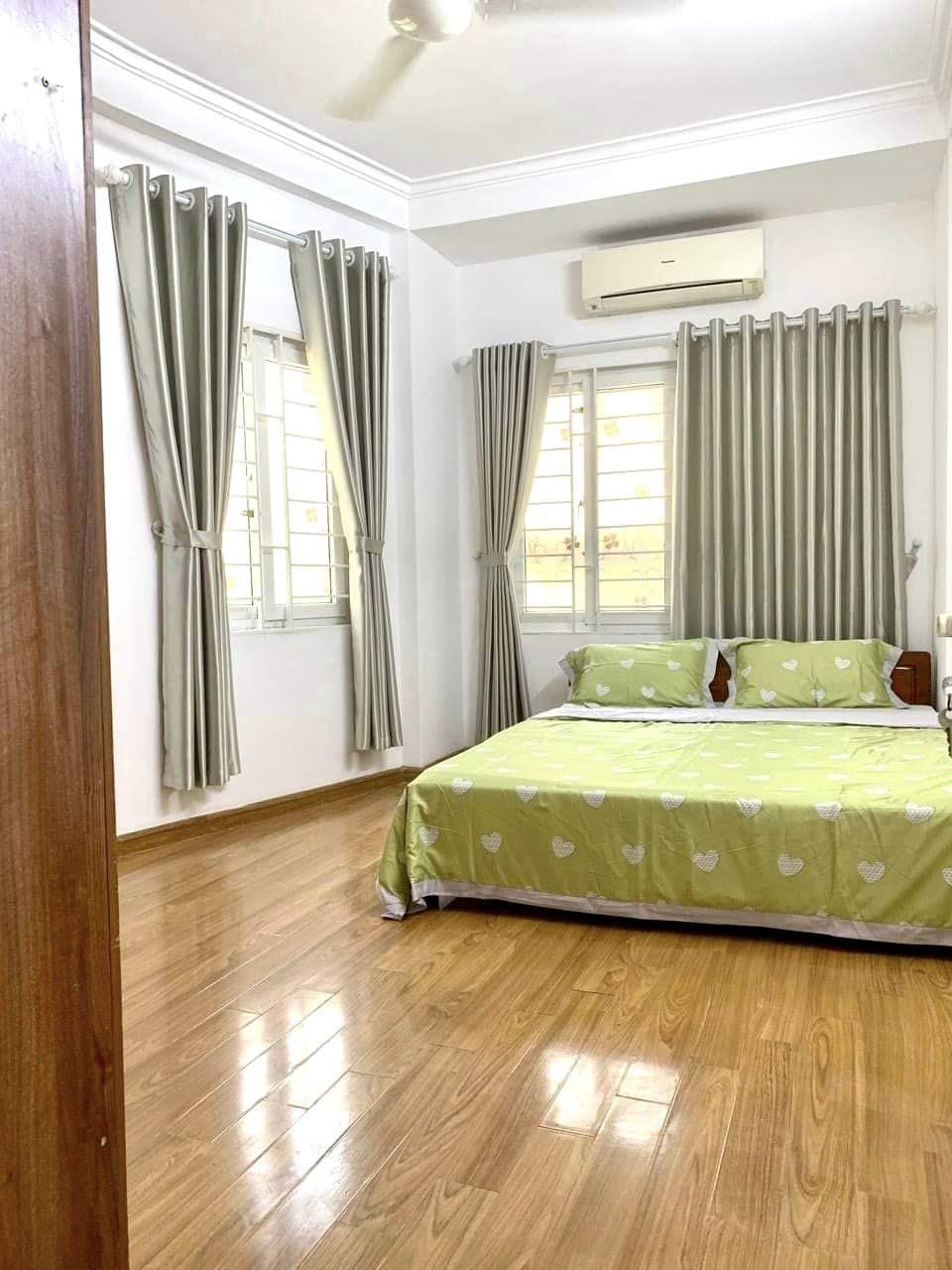 Bán nhà ngõ 62 Nguyên Hồng 7 tầng, diện tích 50m2 giá 20 tỷ