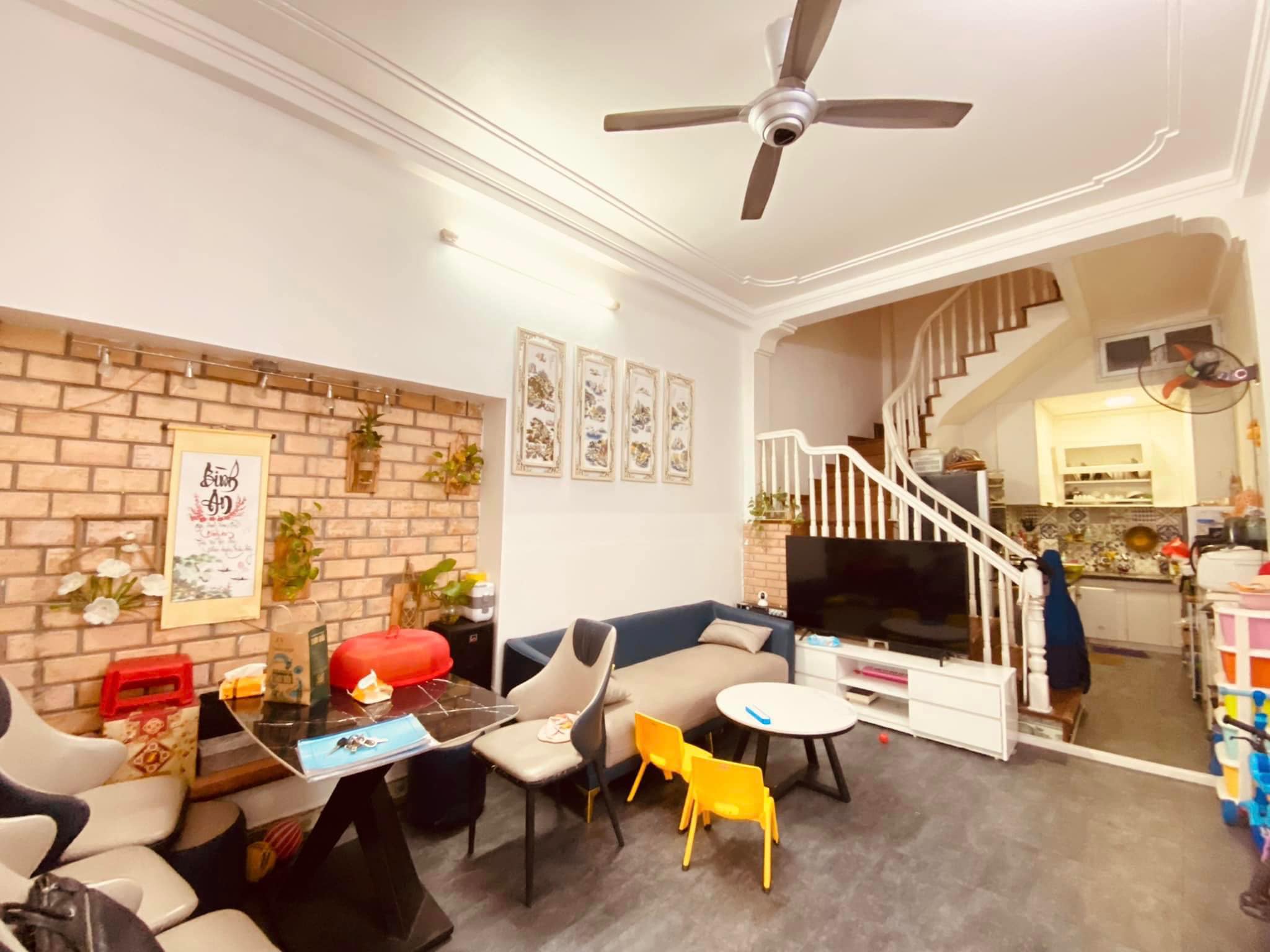 Bán nhà Đền Lừ, khu vực phân lô, Ô tô chạy vòng quanh, DT37m2, giá 3.7 tỷ.