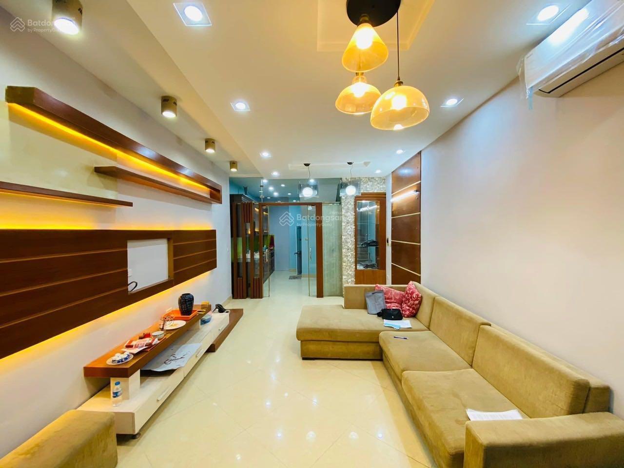 BÁN GẤP NHÀ MẶT PHỐ( MỘT NHÀ RA MẶT PHỐ) BẠCH MAI, Ô TÔ VÀO NHÀ, KINH DOANH SẦM UẤT 45M2 GIÁ CHỈ 10 TỶ