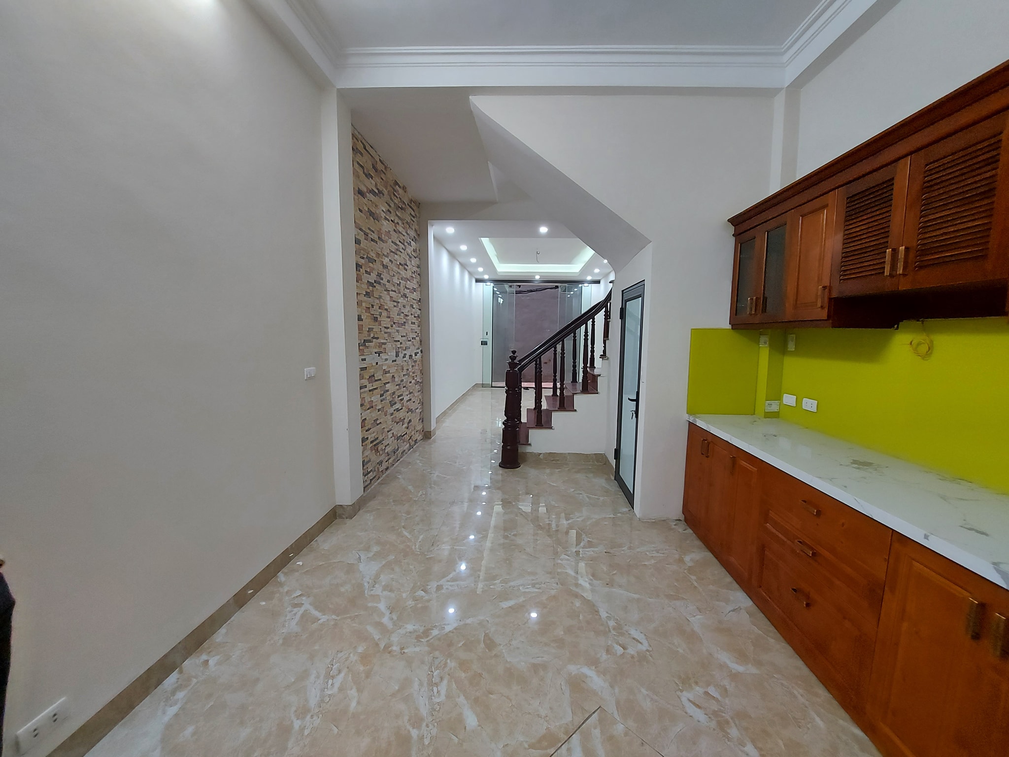 Bán nhà Minh Khai, trước nhà 3m, có tới 5pn, DT42m2, giá 4 tỷ.