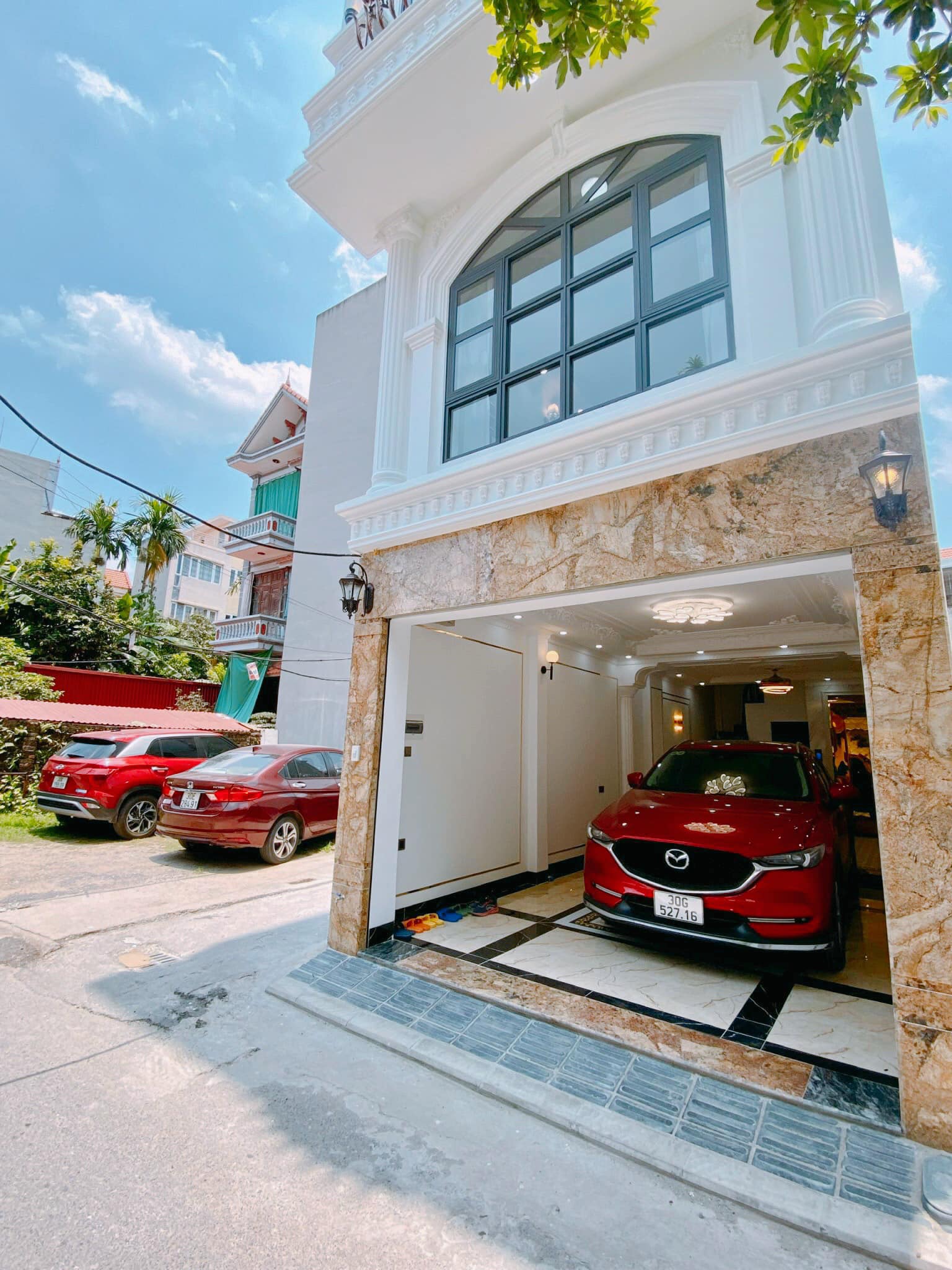 VIỆT HƯNG – LONG BIÊN ; NGÕ THÔNG - NHÀ ĐẸP - THANG MÁY- Ô TÔ 7 CHỖ VÀO NHÀ- KINH DOANH SINH LỜI