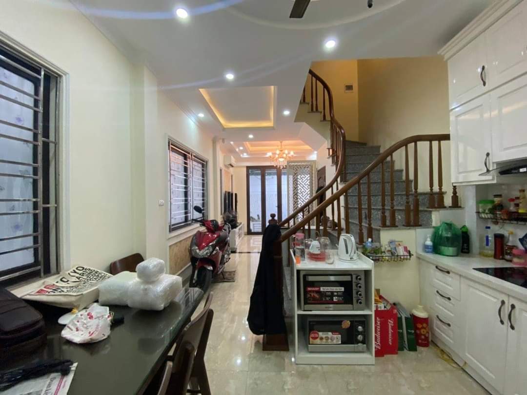 Nhà Đẹp Phường Ngọc Thụy, Ngõ Thông ÔTô Đổ Cửa, 10m Ôtô Tránh, 40m2, 5 Tầng, Nhỉnh 3 Tỷ.