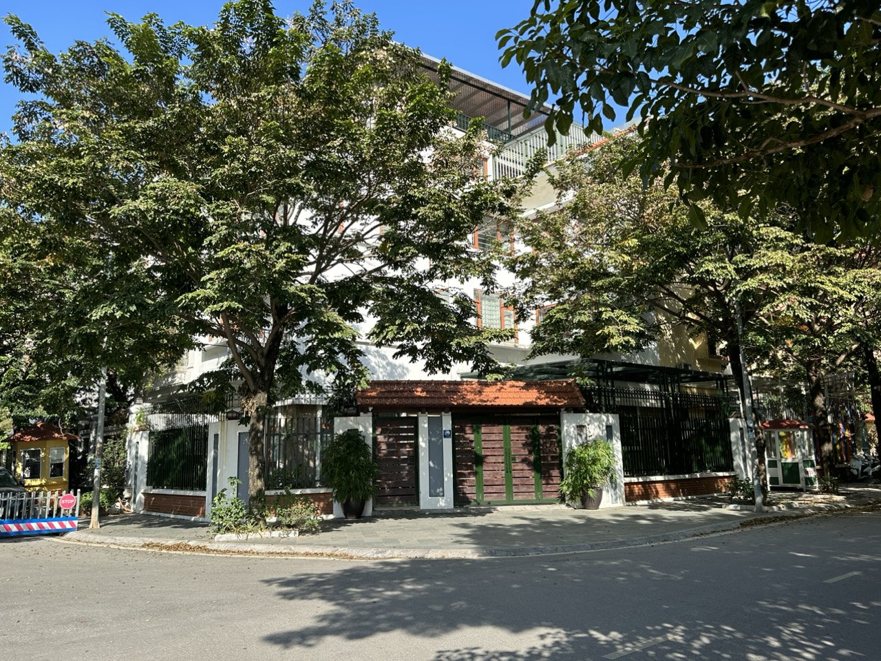 CẦN BÁN GẤP BIỆT THỰ KĐT CẦU GIẤY- DỊCH VỌNG- 190MX15M-HƠN 50 TỶ